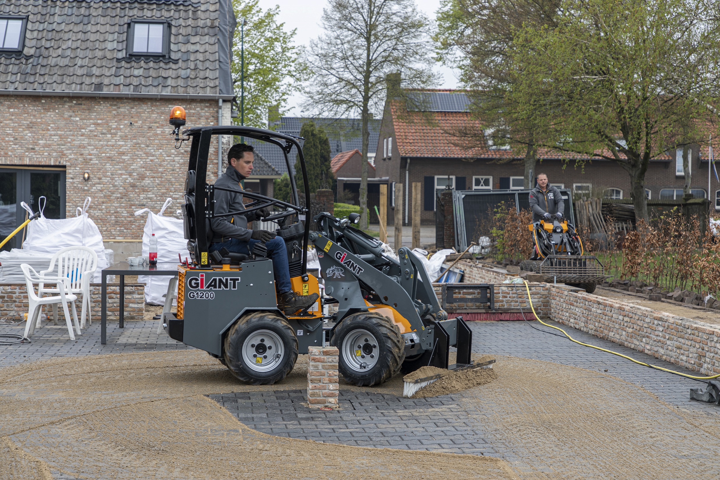 The all-rounder working on the final task on the building side. The G1200 when scrubbing in sand on newly laid cobbles. <br> Image source: TOBROCO-GIANT