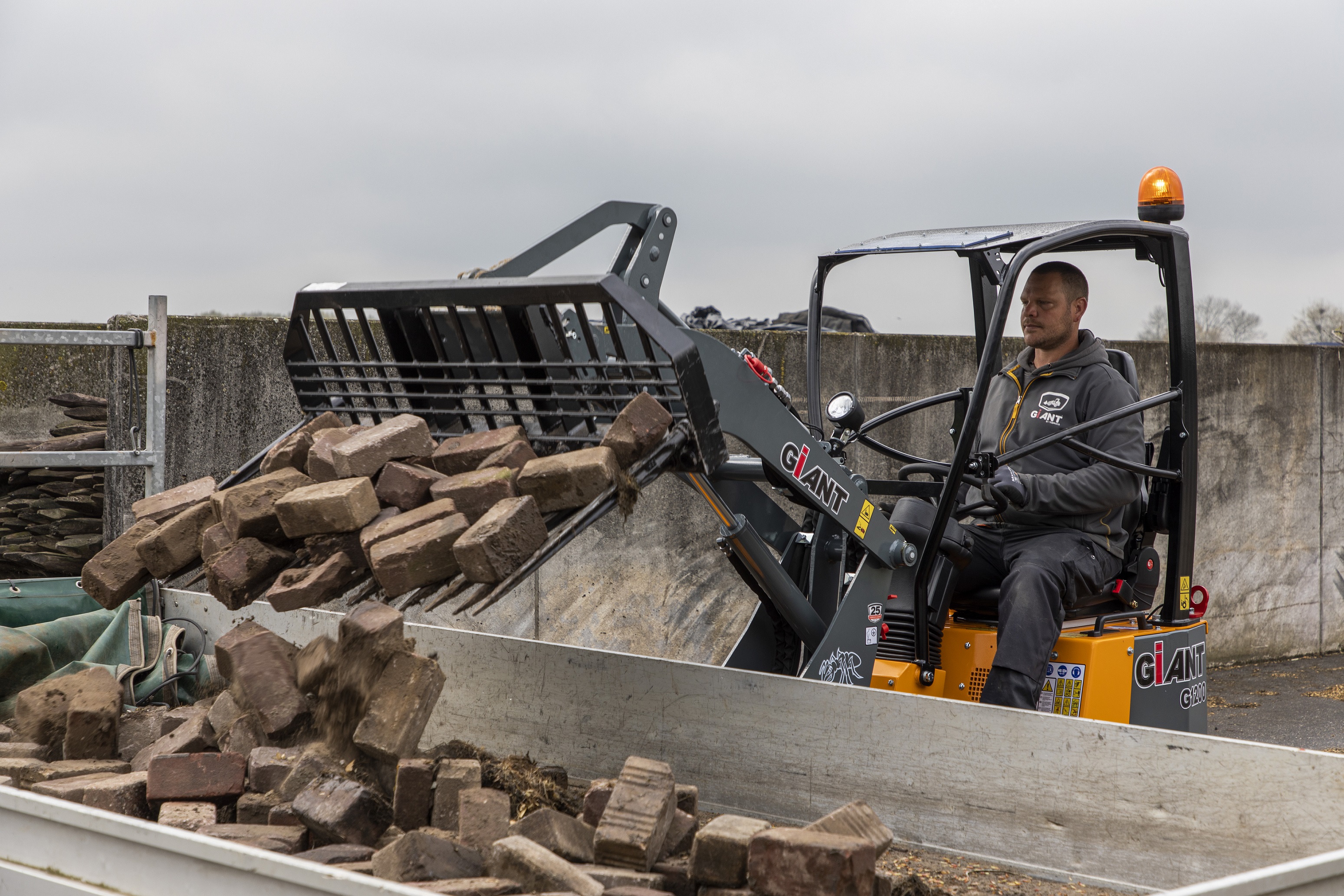 Loading and unloading of material of all kind - no problem for the small powerhouses. <br> Image source: TOBROCO-GIANT