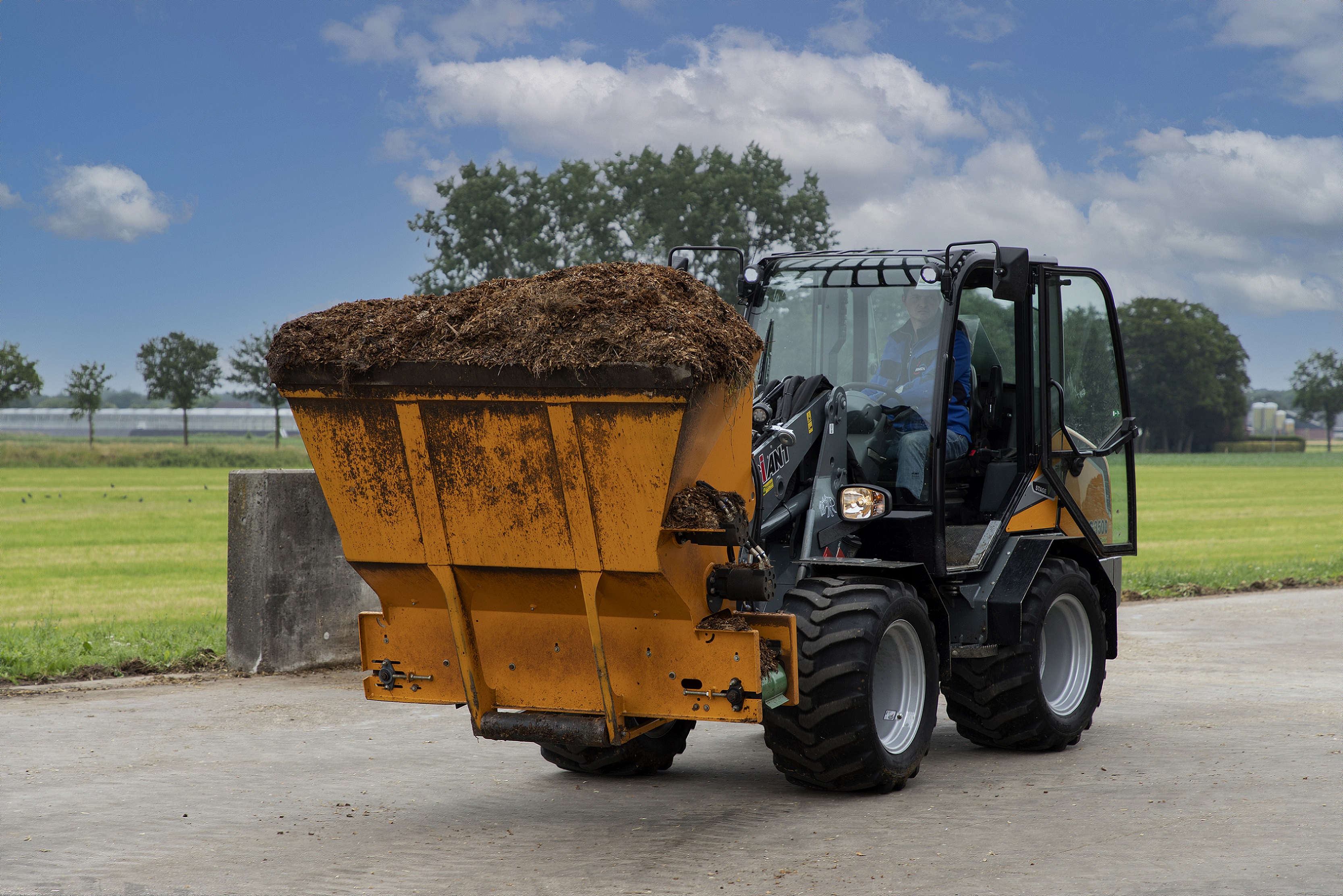 GIANT G3500 with MVB 1250 divide bucket for bedding cubicles <br> Image source: TOBROCO-GIANT