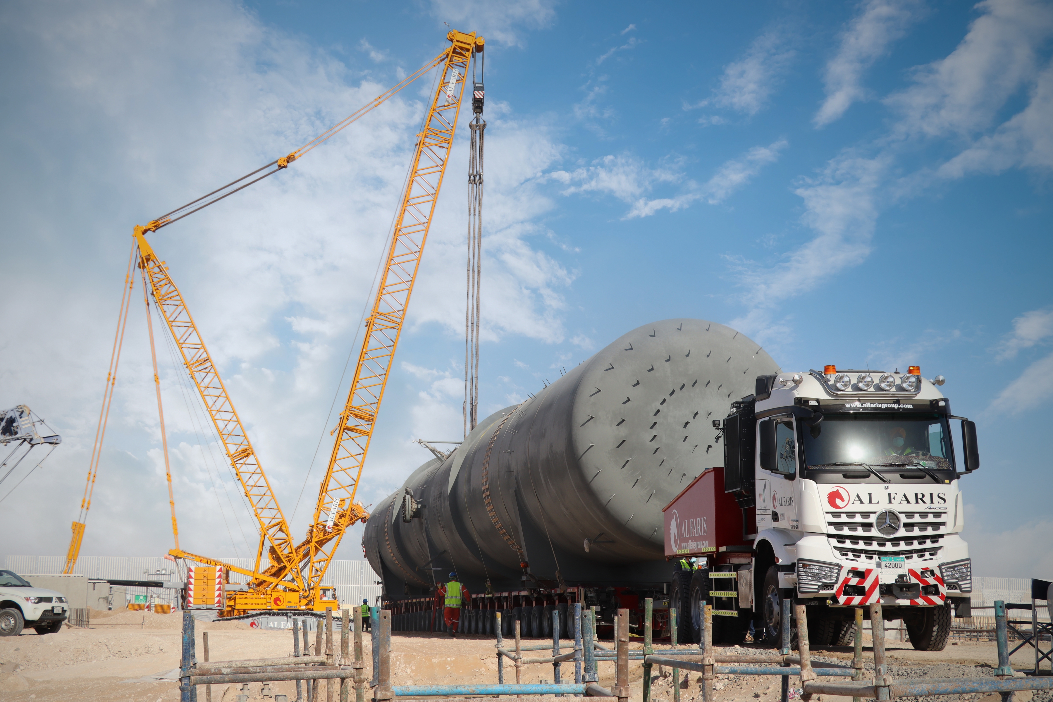 Safe journey on Goldhofer THP/SL heavy-duty modules with 30 axle lines: from Jebel Ali Port to the offloading point at Mohammed bin Rashid Al Maktoum Solar Park. <br> Image source: Al Faris