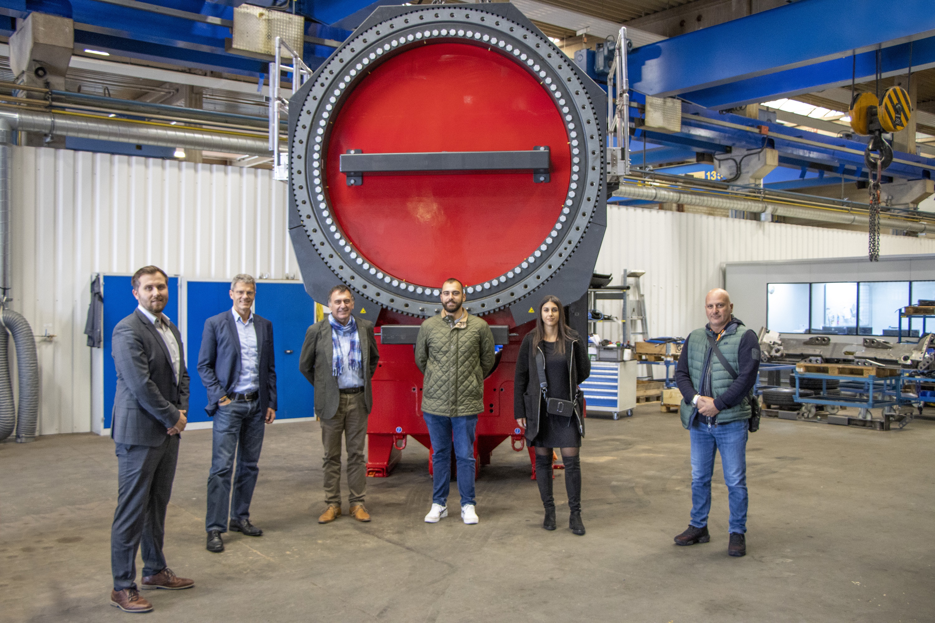 Anipsotiki at the handover:(from left) Tobias Leschensky (Area Sales Man-ager Goldhofer), Robert Steinhauser (Sales Director Europe / North Africa Goldhofer), Yiannis Koukis, Aris Koukis, Anthi Apostolatou, Lefteris Apostola-tos.