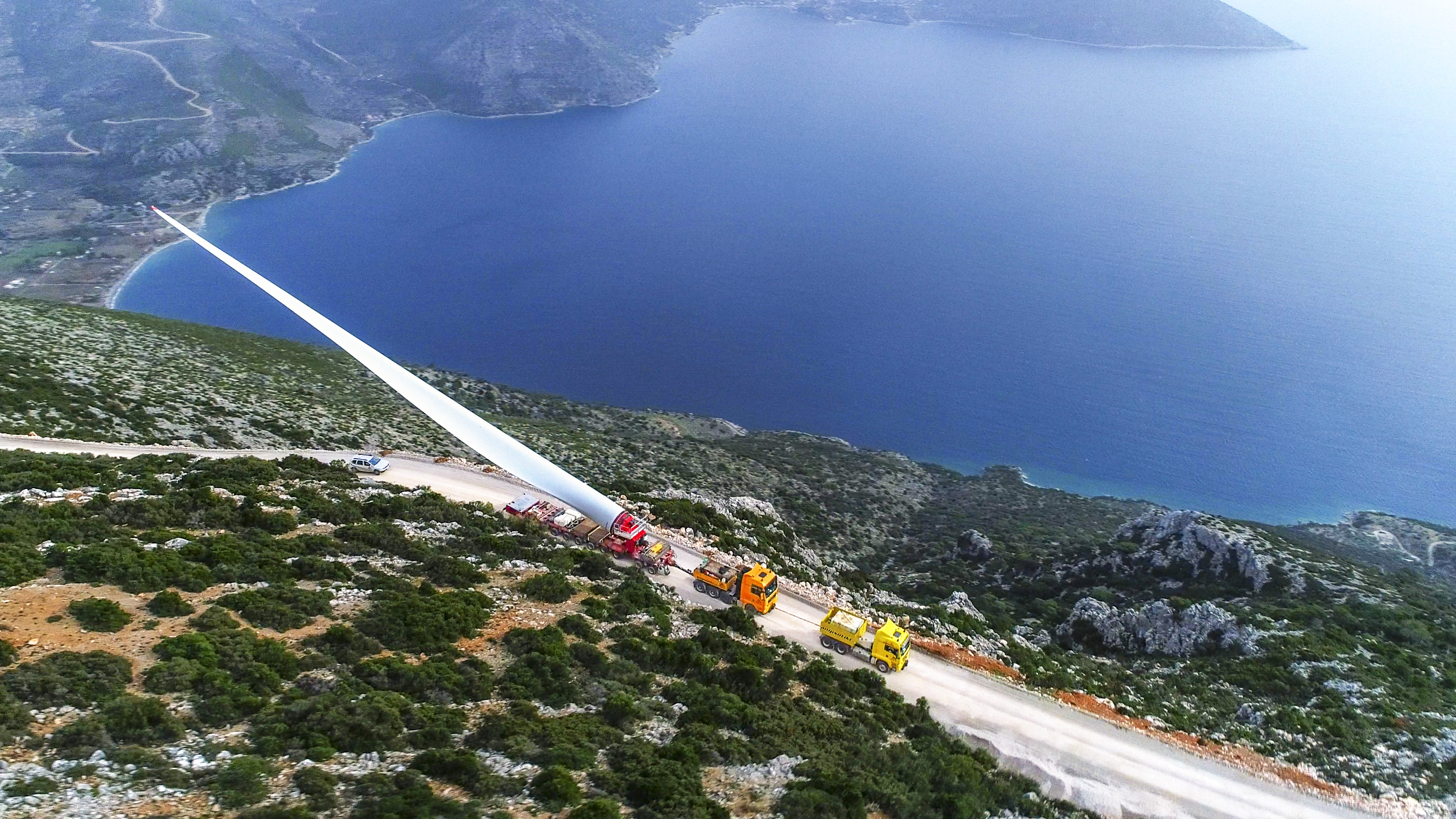 Goldhofer’s FTV 550 has already demonstrated that extra-long wind turbine rotor blades can be safely transported through built-up areas and round tight bends to reach the most remote locations. 