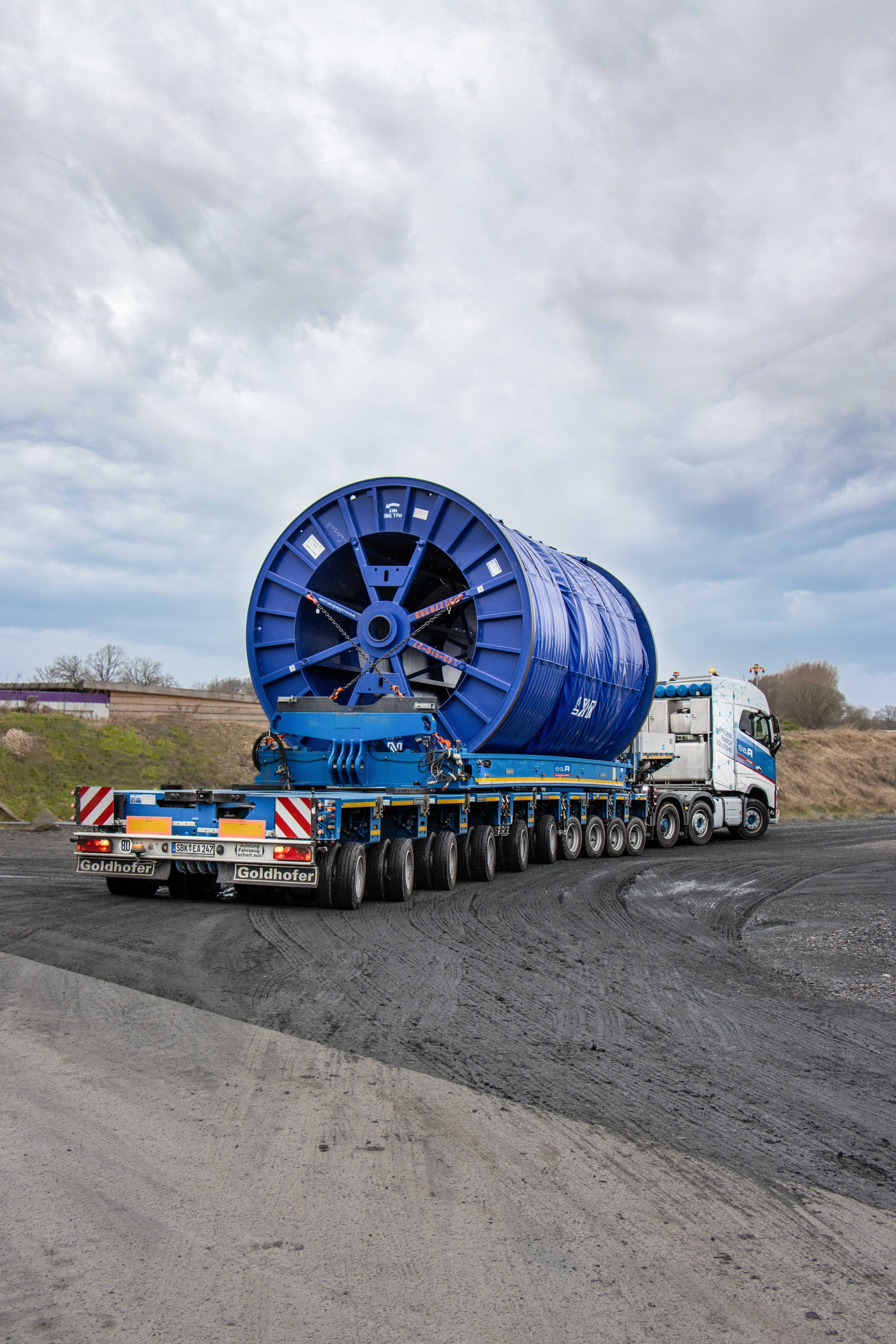  For the last mile, the cable drum in the vessel bridge can also be loaded on the plateau