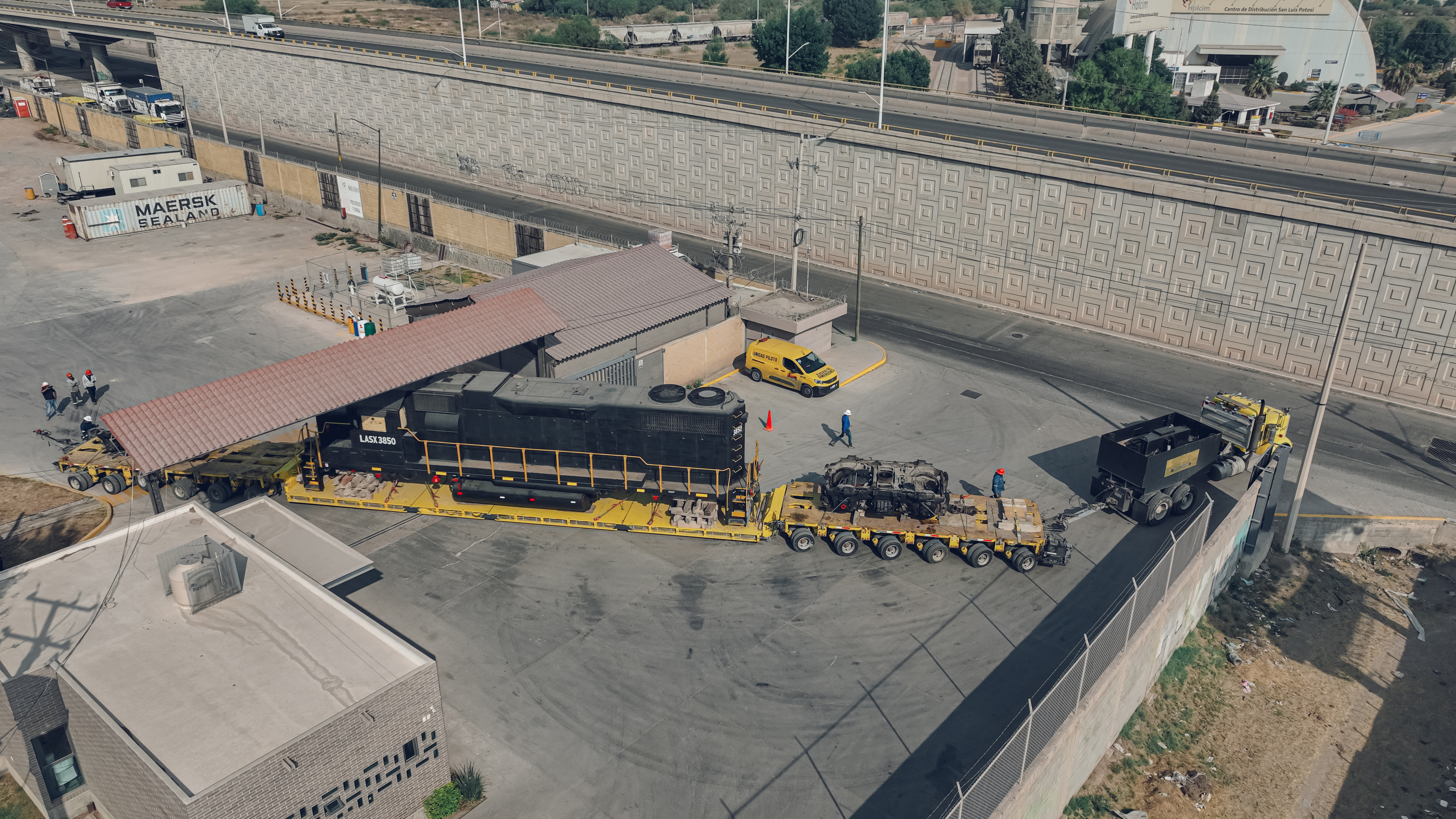 The PESADO team faced its first challenge at the exit of the loading yard.