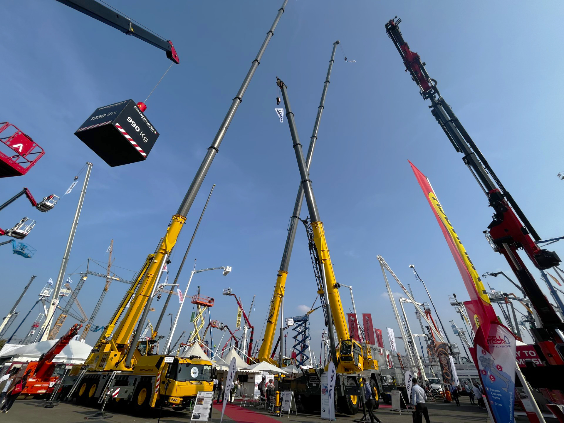The outdoor area of GIS showcased the latest equipment, including cranes, access platforms and telehandlers.
