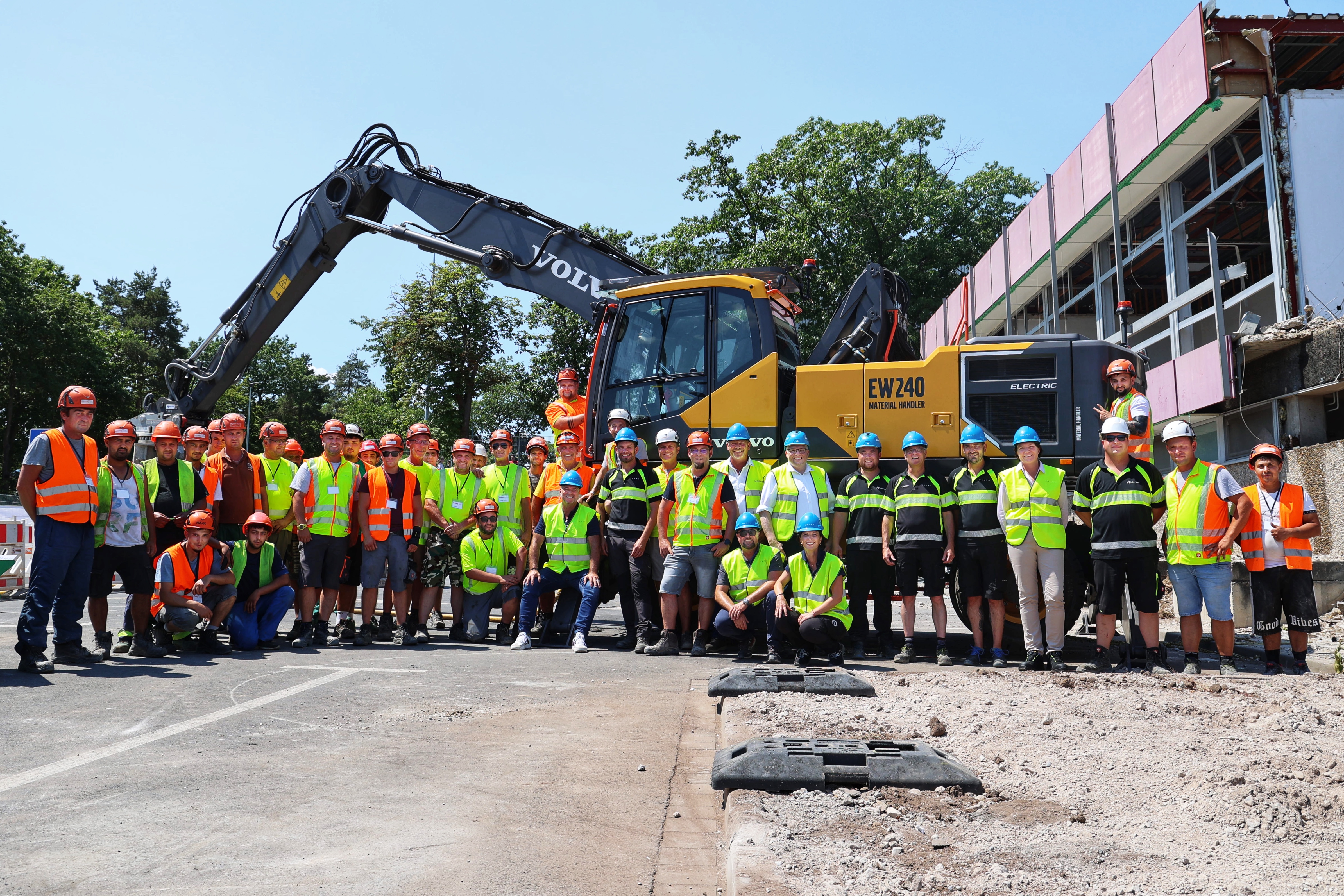 Partners in the project from across Volvo CE, Volvo Trucks, Metzner Recycling, Siemens Real Estate, Robert Aebi and Husqvarna Construction.  