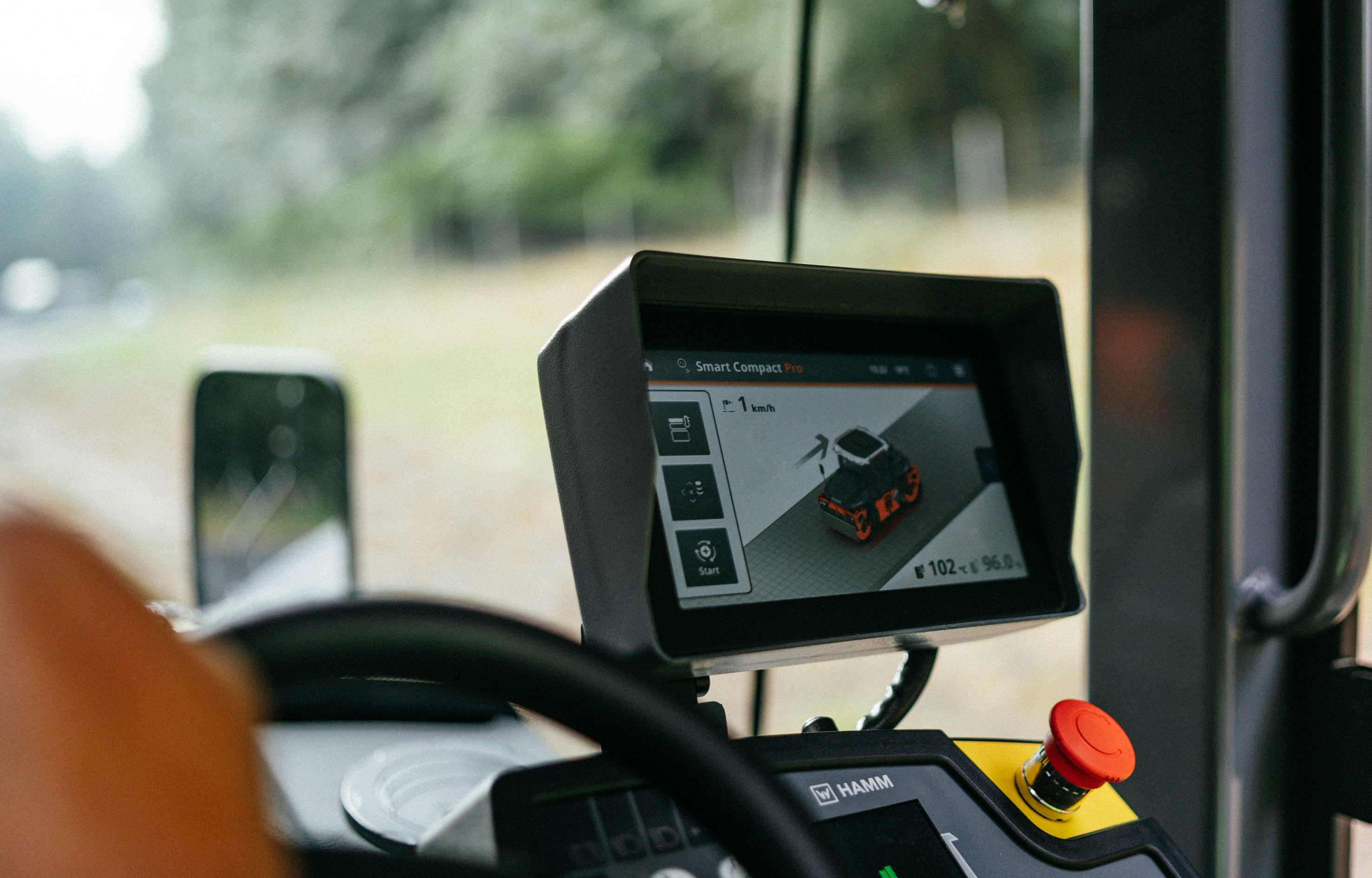 With Smart Compact Pro, compaction specialist Hamm becomes the world’s first manufacturer to integrate real-time density into automated compaction. 