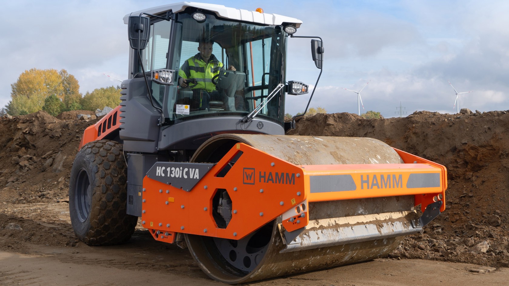New Hamm compactor with Smart Compact: Following the successful introduction of the HC 200i C VA and HC 250i C VA compactors, a version is now available in the 13 t segment in the shape of the HC 130i C VA.