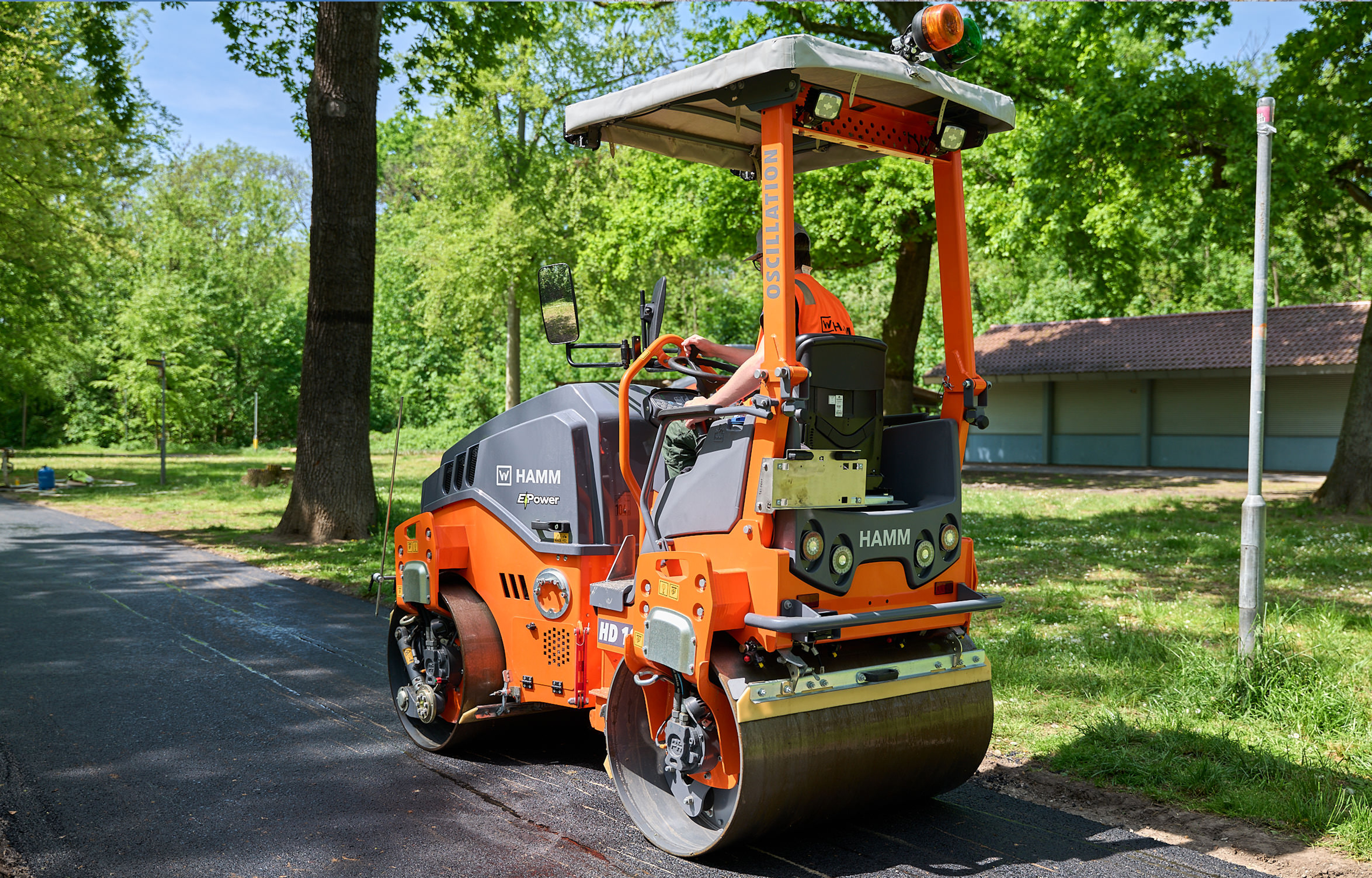 The new battery-powered electric tandem rollers in the HD CompactLine series from Hamm are suitable for versatile tasks in the road-building, gardening and landscaping sectors. 