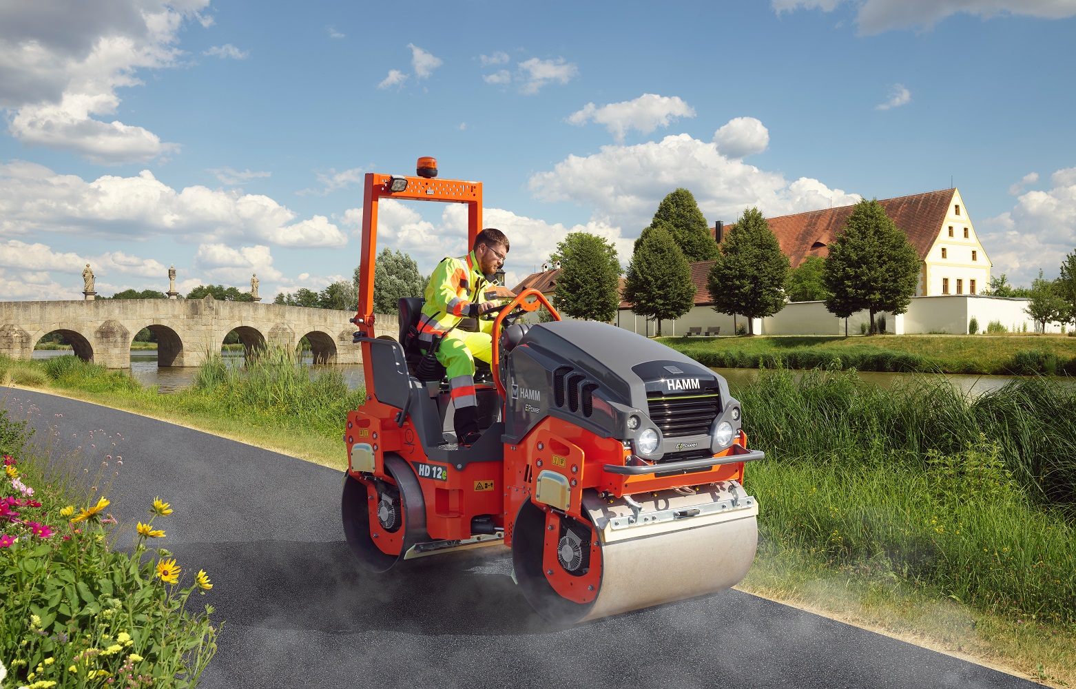 Compactly built and very easy to handle: One Li-ion battery (capacity: 23 kWh) provides the electric rollers in the HD CompactLine from Hamm with enough power for a typical working day.