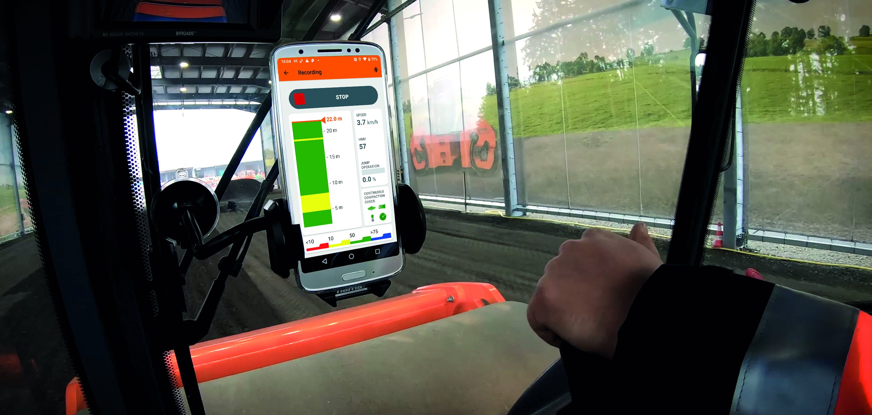 Hamm's Smart Doc app shows in real time how the compaction of the respective transit develops. For inexperienced operators, it is a great help when it comes to training.