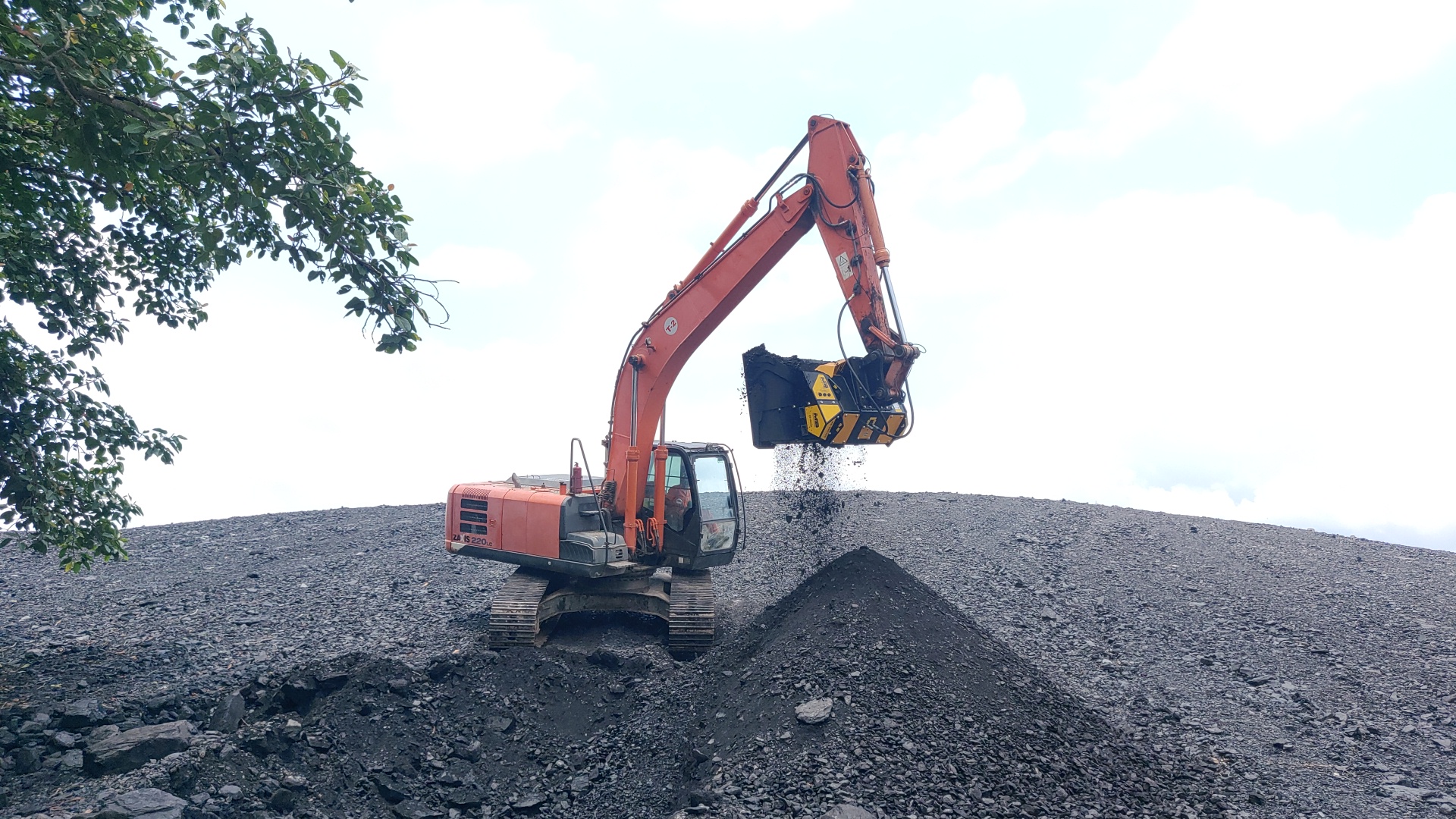 HDS320 Hitachi Zaxis 220XL <br> Image source: MB Crusher Press Office