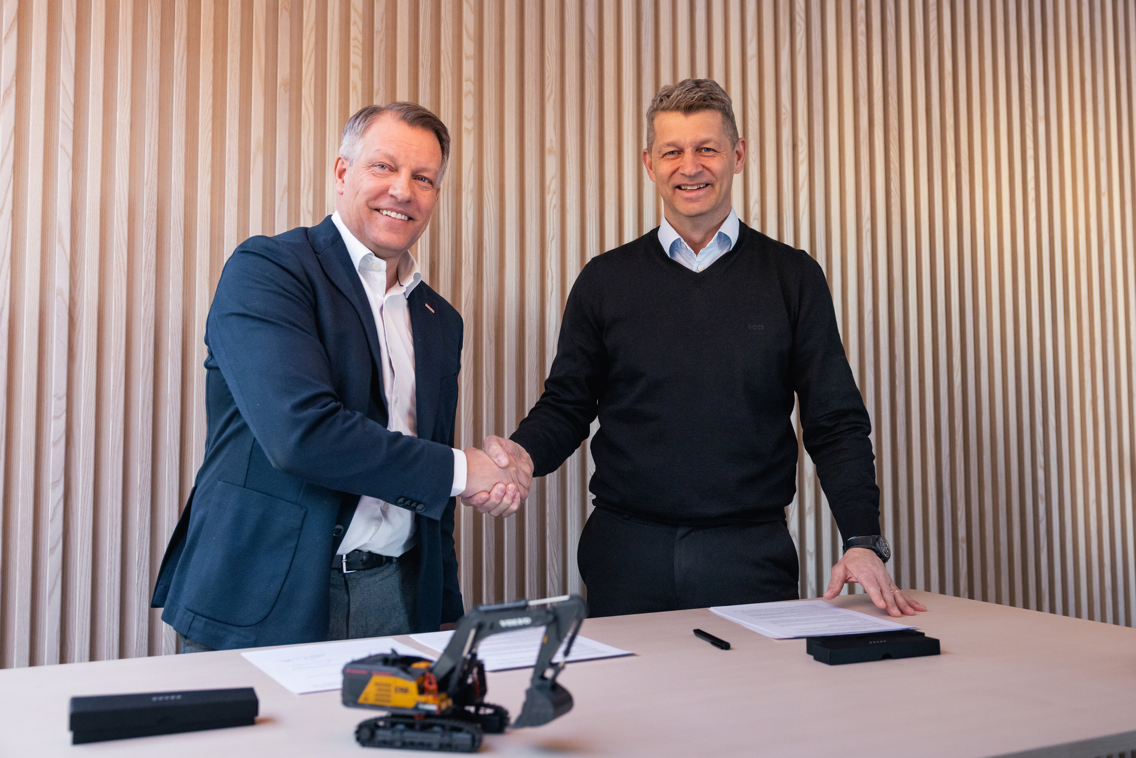 Volvo Construction Equipment and Hitachi Energy announce collaboration to accelerate zero-emission construction sites 
