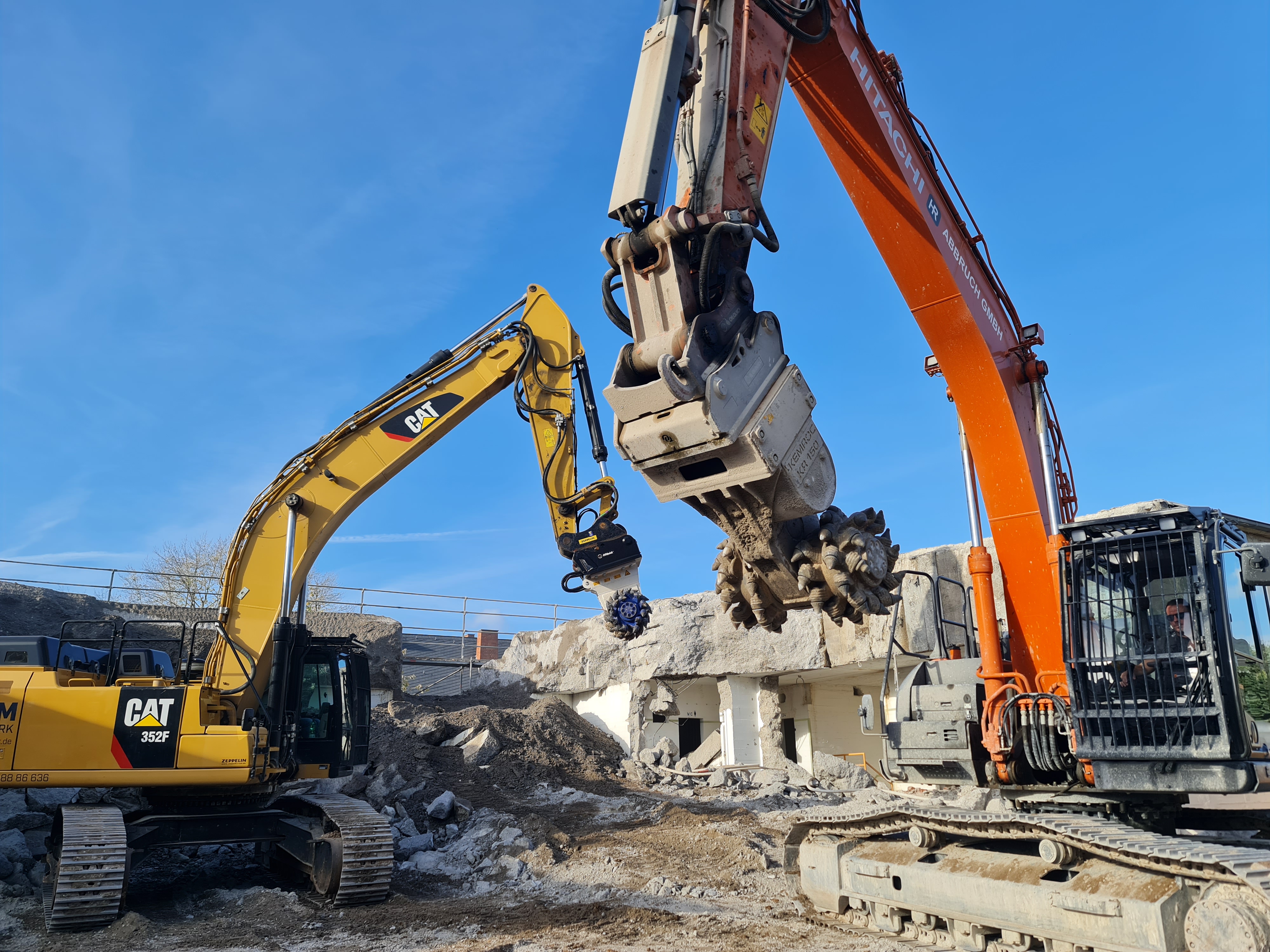 Hydraulic excavators and KEMROC milling attachments were used by HR Abbruch in Koblenz where a former high-rise bunker is being transformed into a residential complex. 