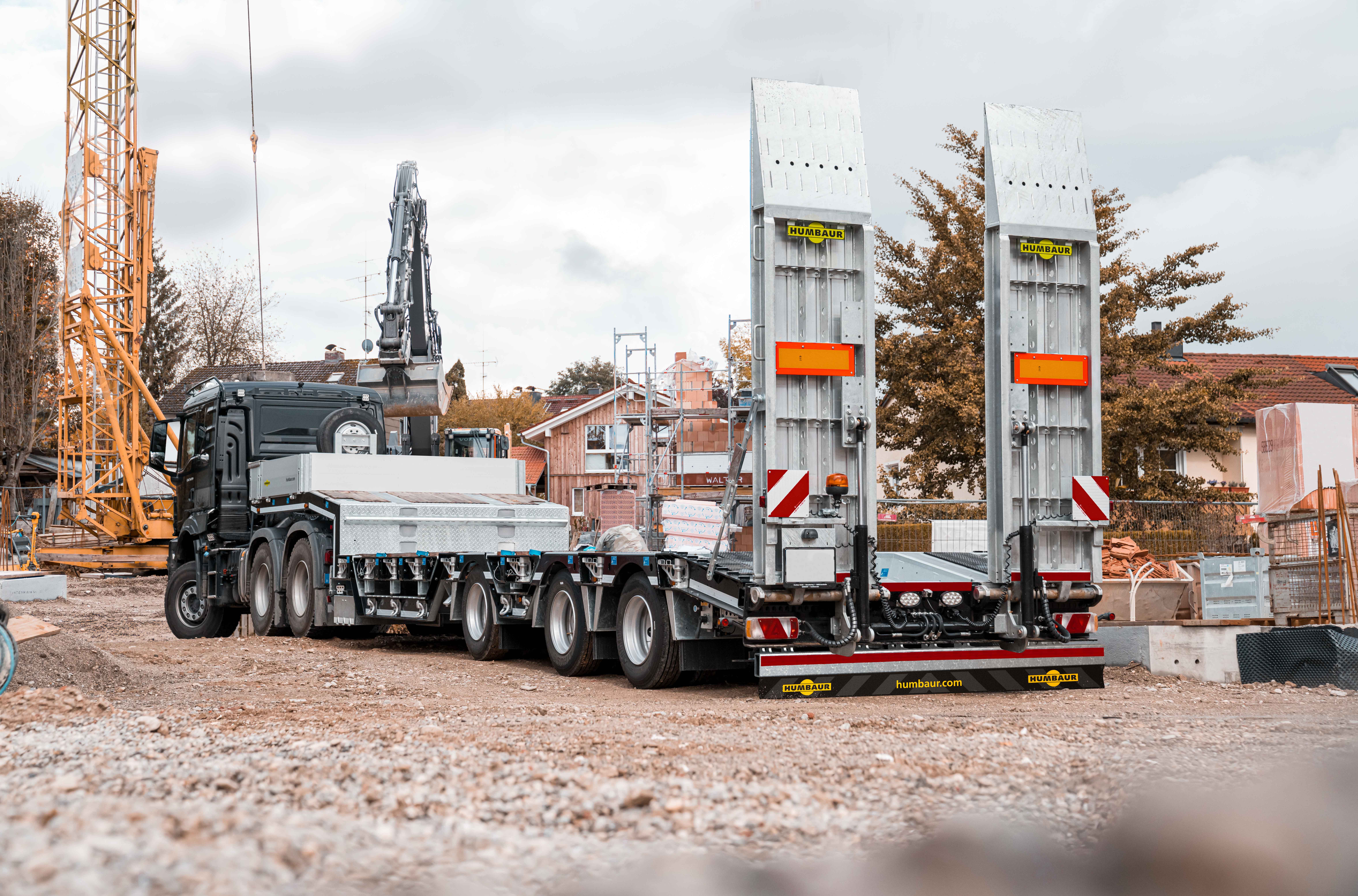 HTS low loader semi-trailer: The specialist for difficult cases