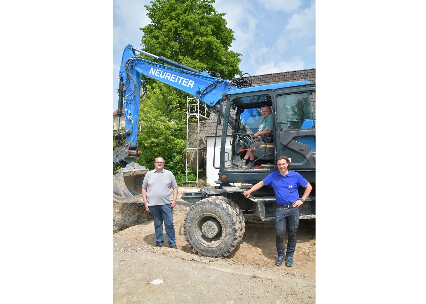 Michael Scherzer (left), Customer Consultant at Engelhardt Baumaschinen based  in the town of Schopfloch, maintains close contact with his Hyundai client  Xaver Neureiter. <br> Bildquelle: Hyundai Construction Equipment Europe