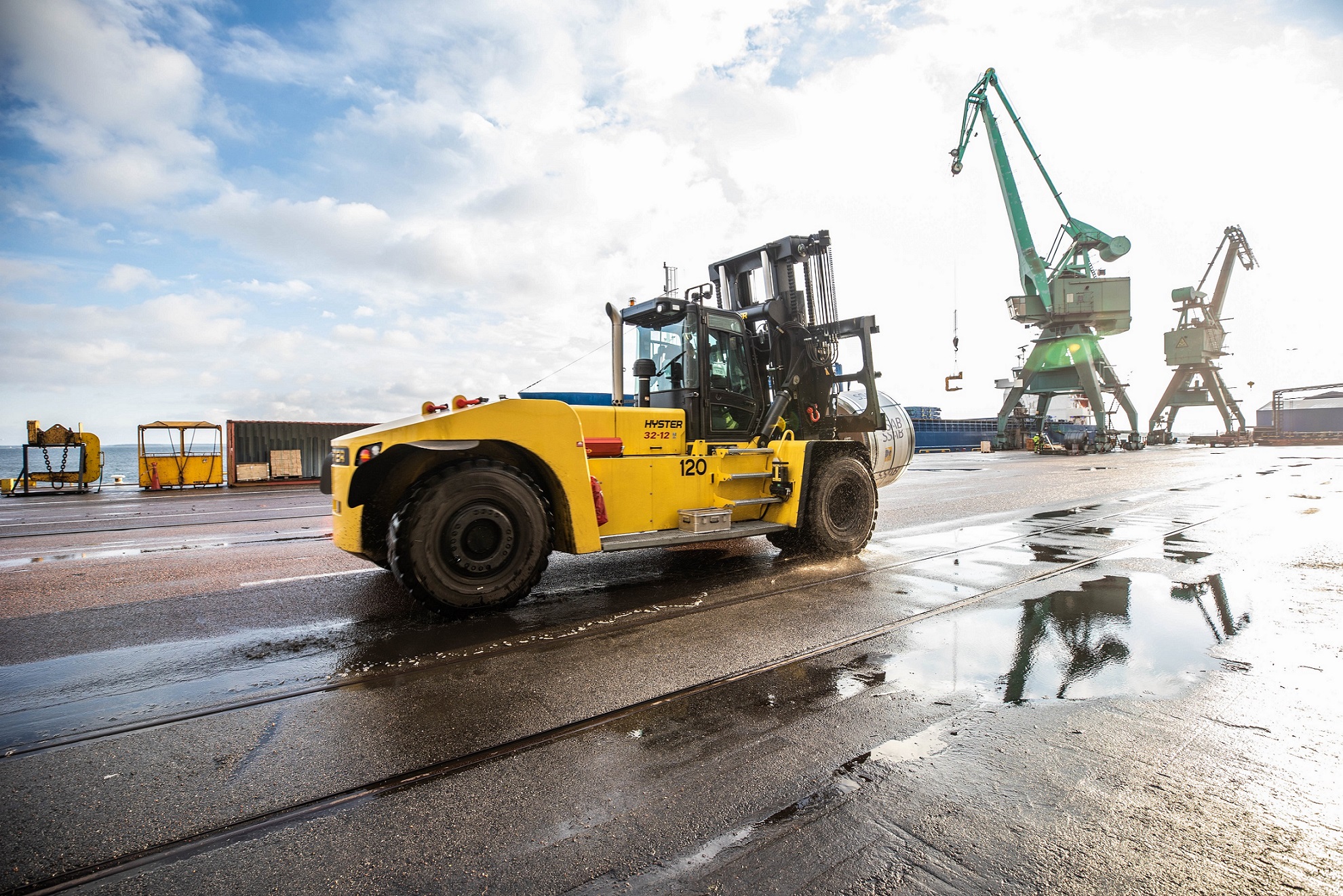 Hyster® telematics keeps lift truck drivers on track for heavy metal handling
