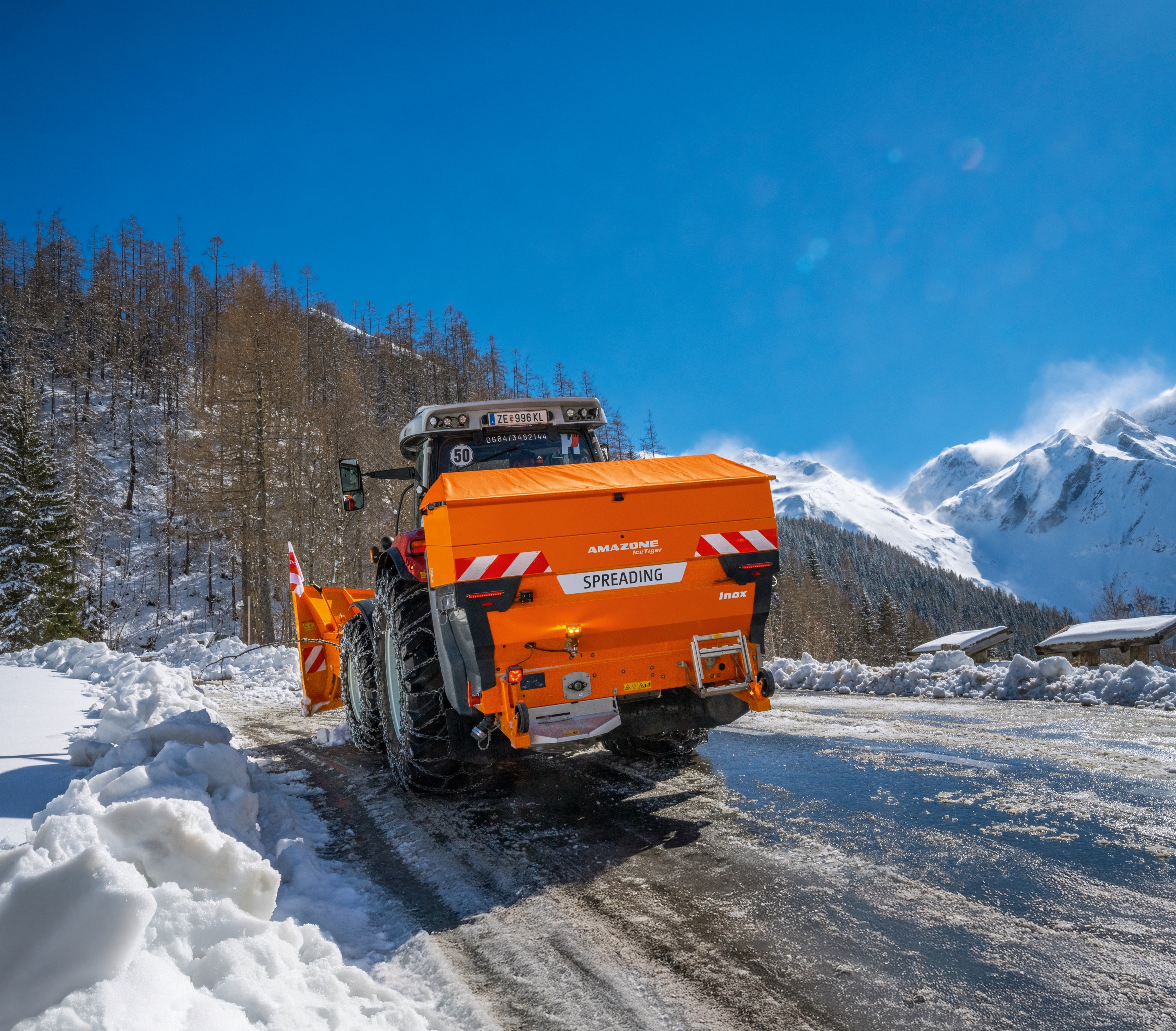 IceTiger Inox winter salt spreader with a hopper capacity of 1,000 l to 1,900 l 