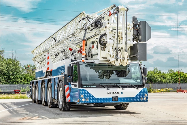 Liebherr’s range of mobile construction cranes is expanding: the MK 120-5.1 is capable of lifting up to 2,100 kilograms at the jib head.