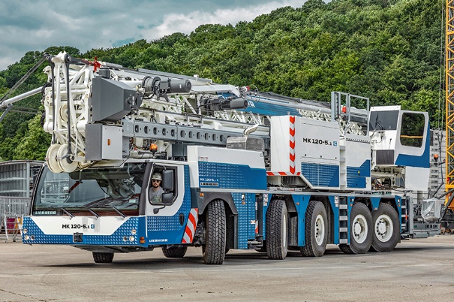  The five-axle crane is a perfect fit for the tried-and-tested taxi crane concept and can cover several sites in one day.