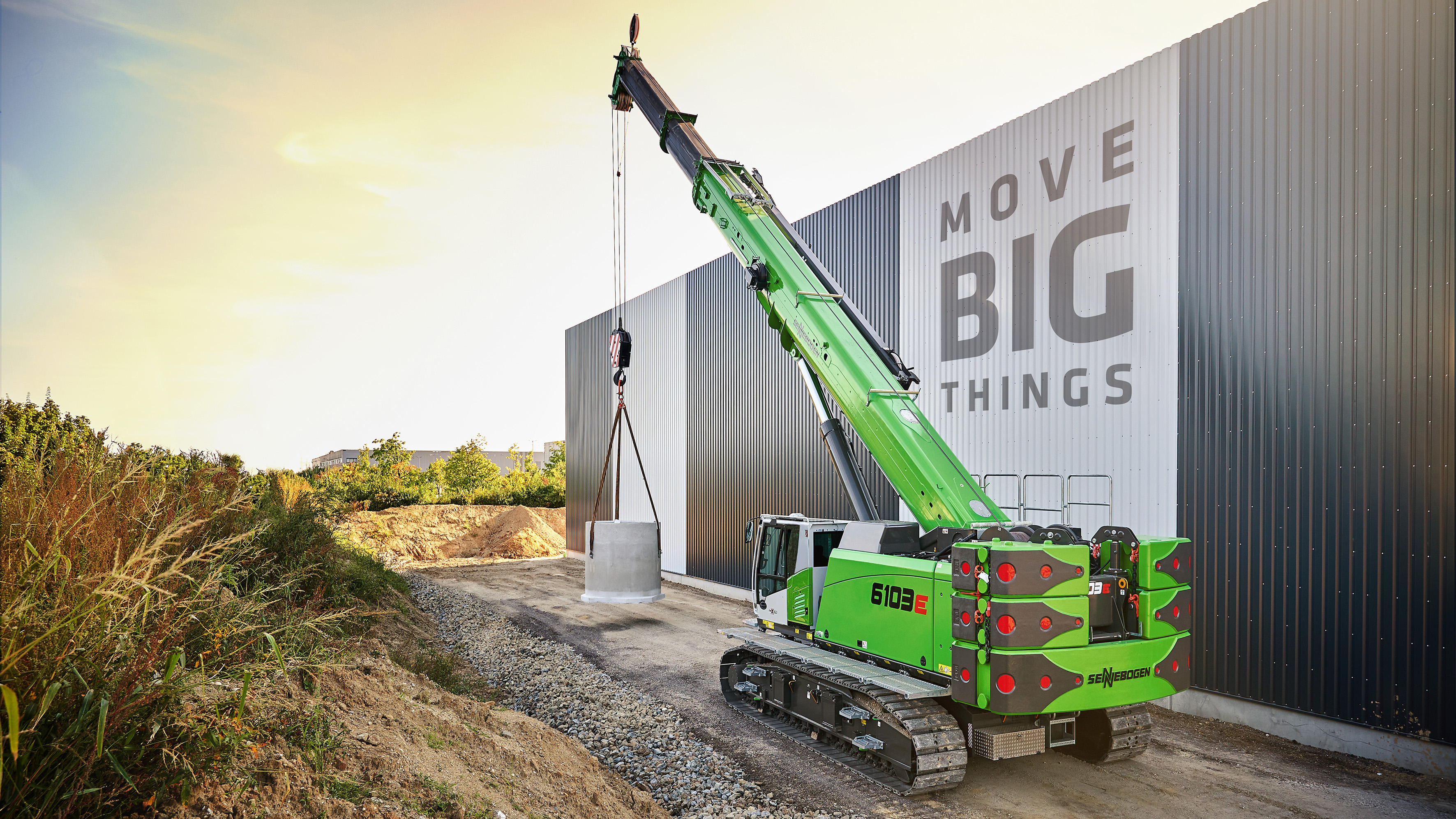 SENNEBOGEN is launching a new 100 t telescopic crawler crane on the market with the new 6103 E. The new machine complements the product portfolio and is attracting interest in particular with its boom length of up to 62 m and numerous equipment solutions for construction and civil engineering applications.
