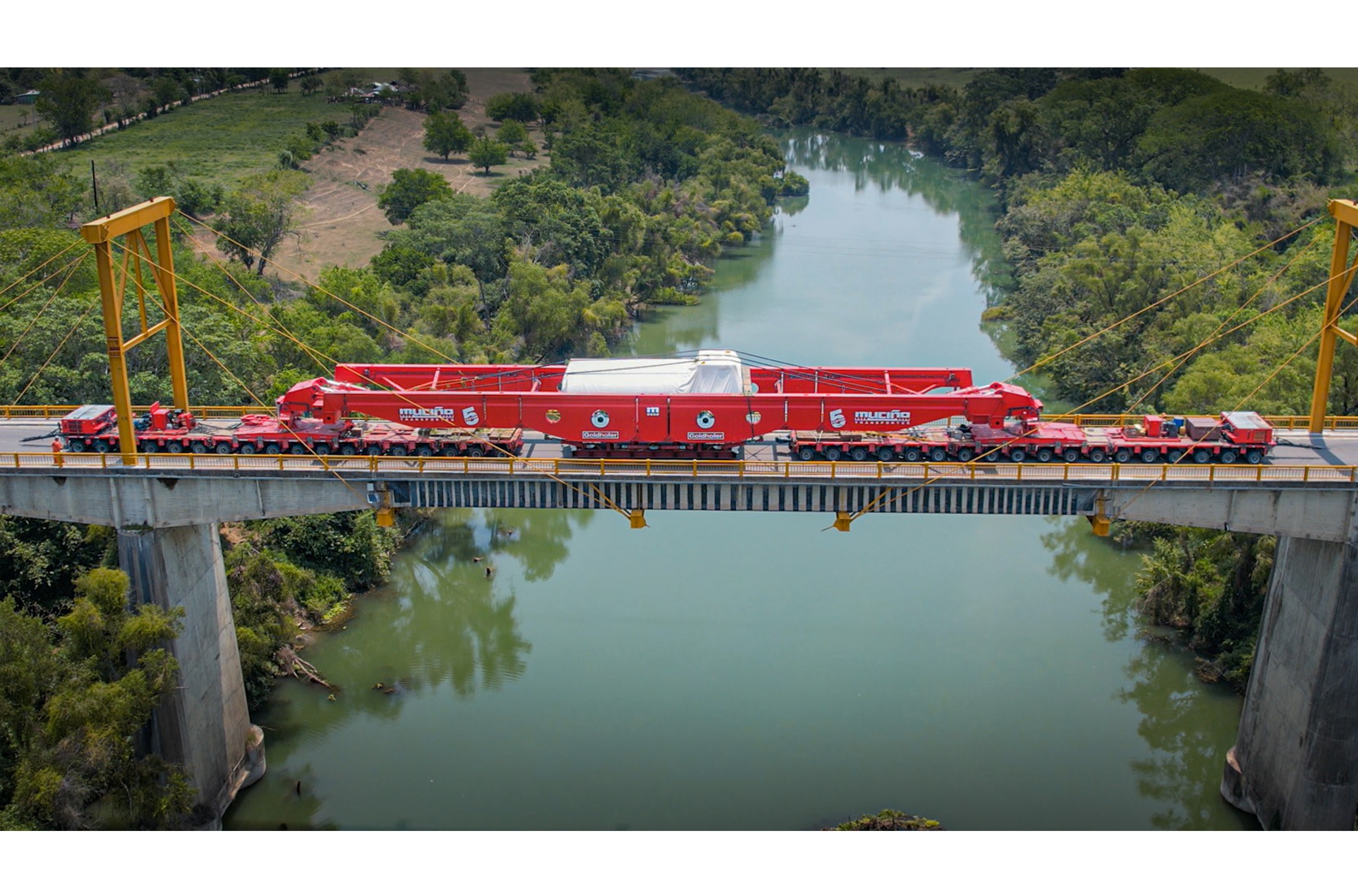Crossing the reinforced bridge of Platon Sanchez without trucks <br> Image source: GOLDHOFER