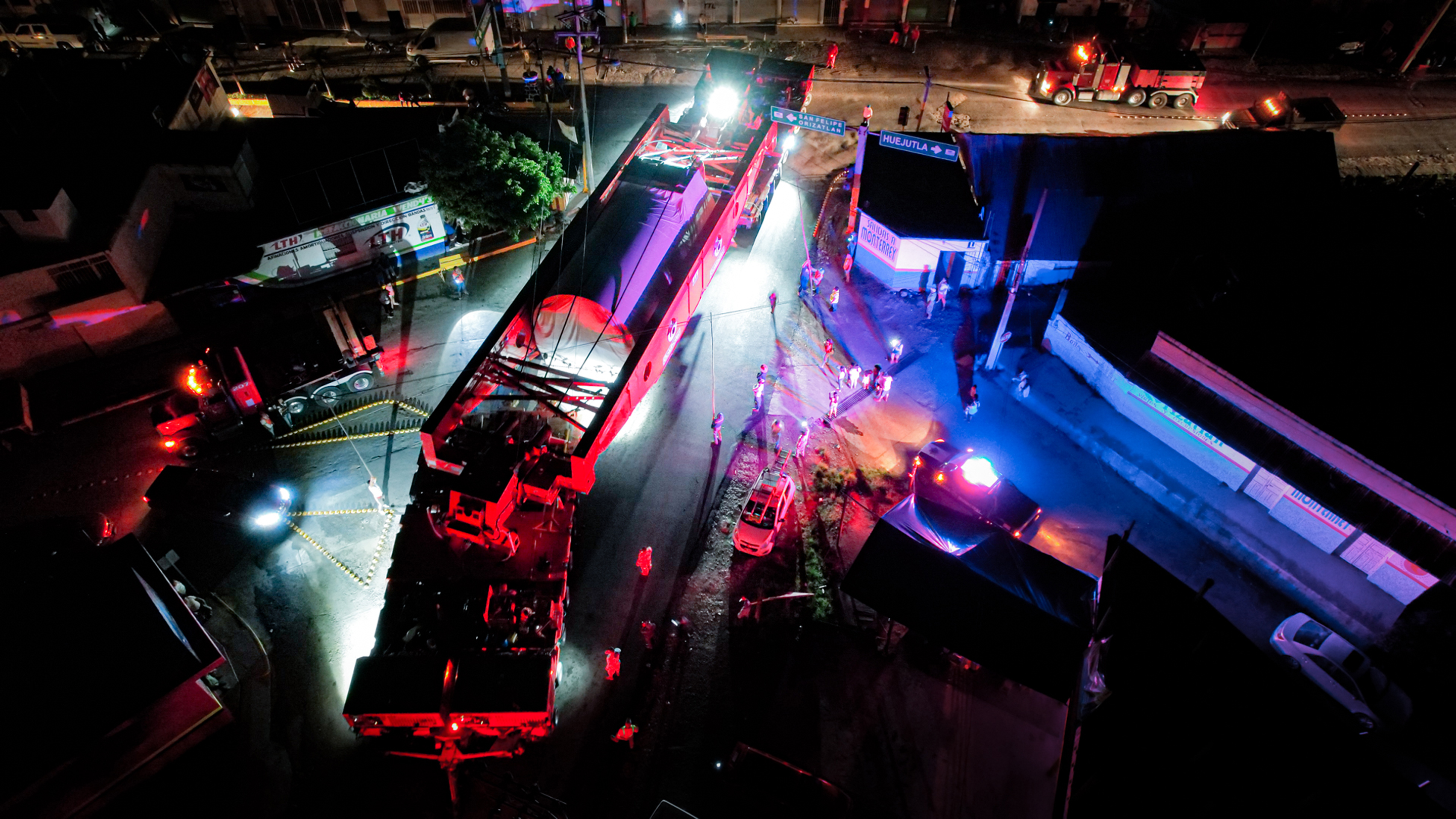The convoy rounding an extremely narrow curve in San Felipe Orizatlán, Hidalgo <br> Image source: GOLDHOFER
