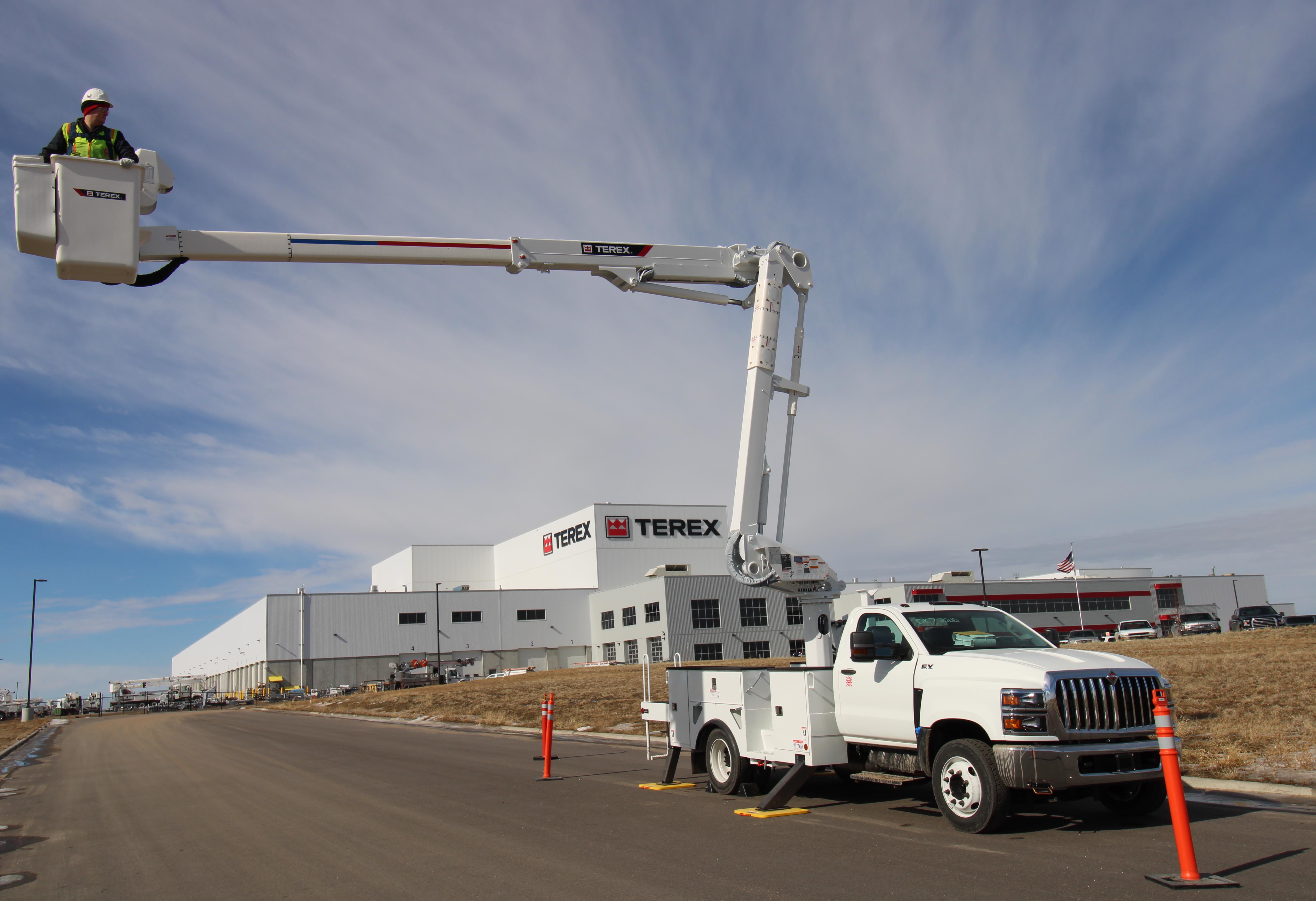 The Terex Hi-Ranger TL48 articulated & telescopic aerial device is optimized for the newer super duty chassis with superior jib capacity balanced with strong payload capacities to meet the needs of trouble truck applications. 