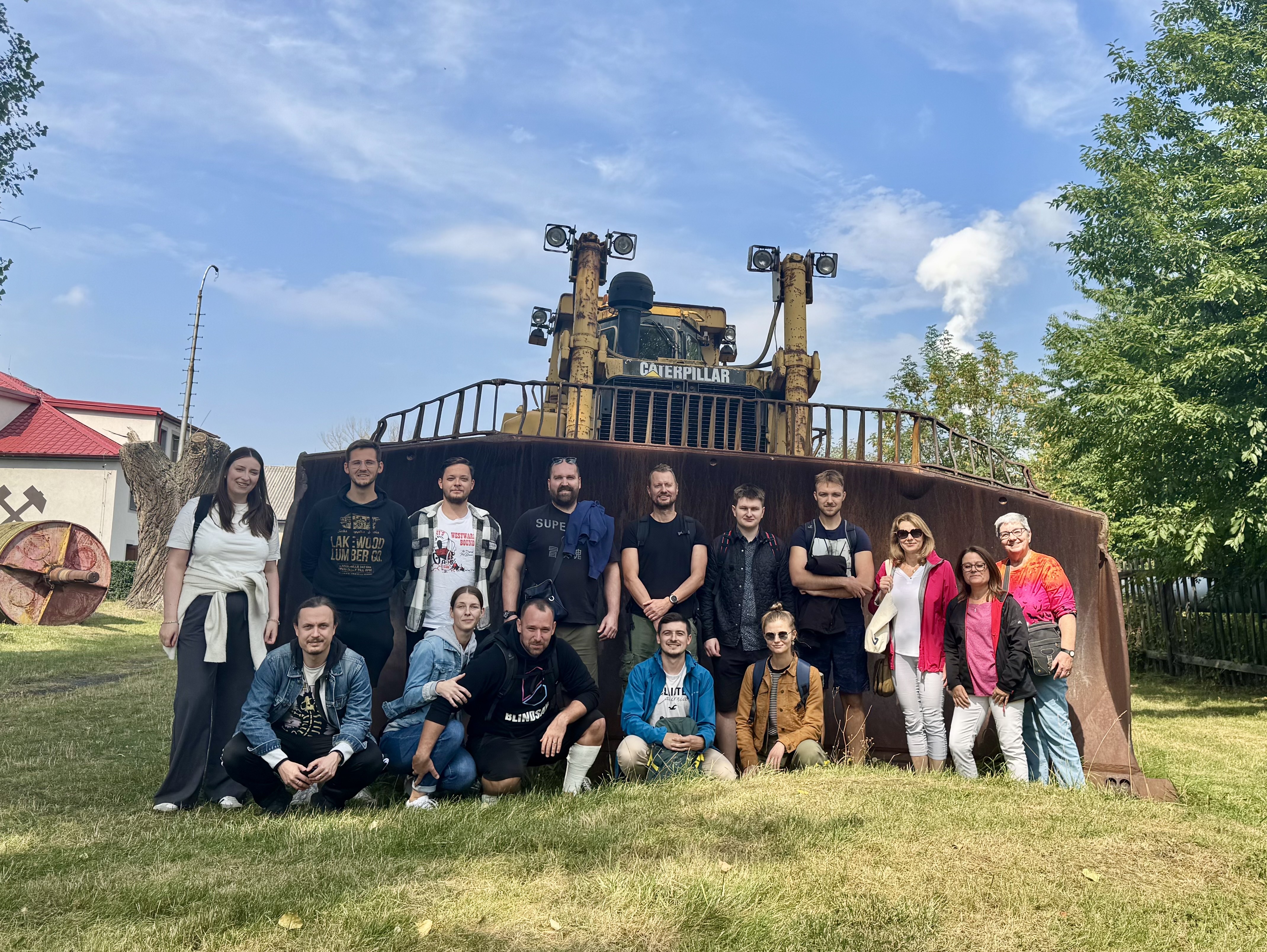 LECTURA Team in front of a 64-ton-heavy Caterpillar D10R bulldozer