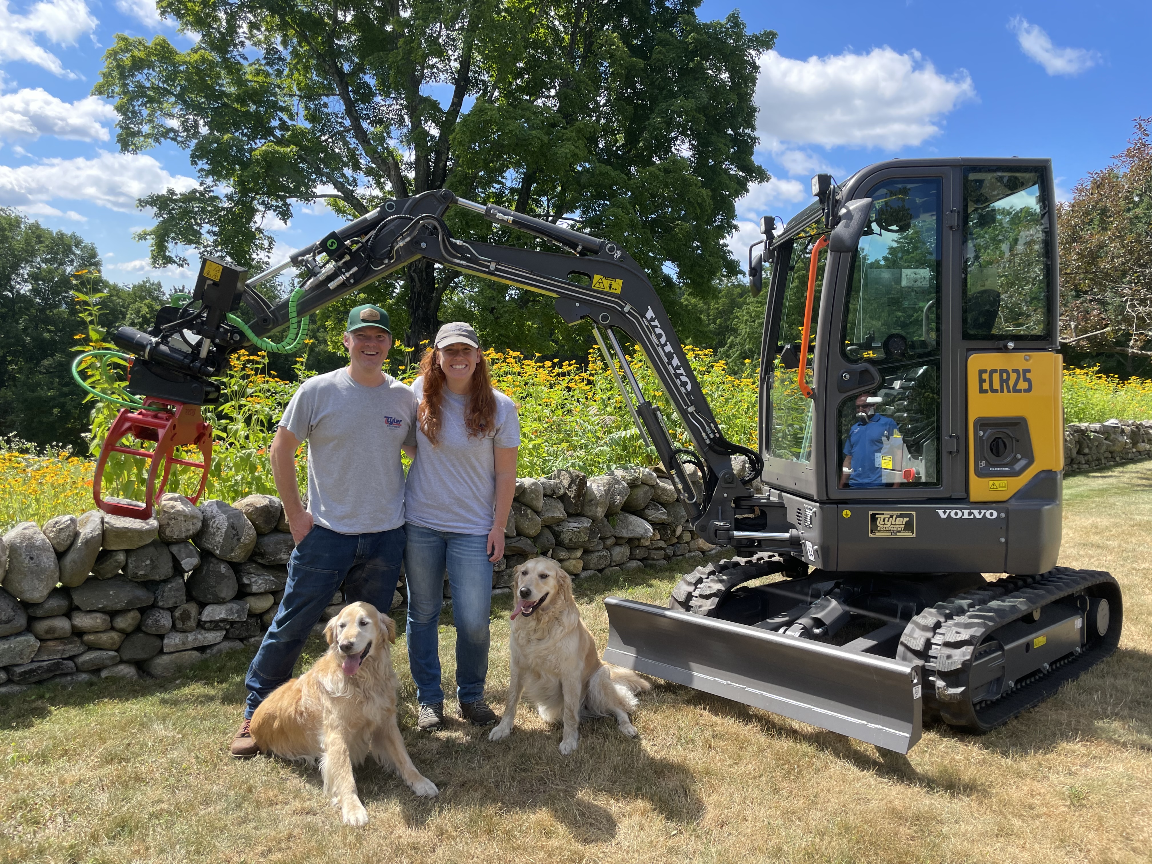  Tylan and Jennifer (and their dogs, Ralph and Daisy) with their new ECR25 Electric compact excavator.