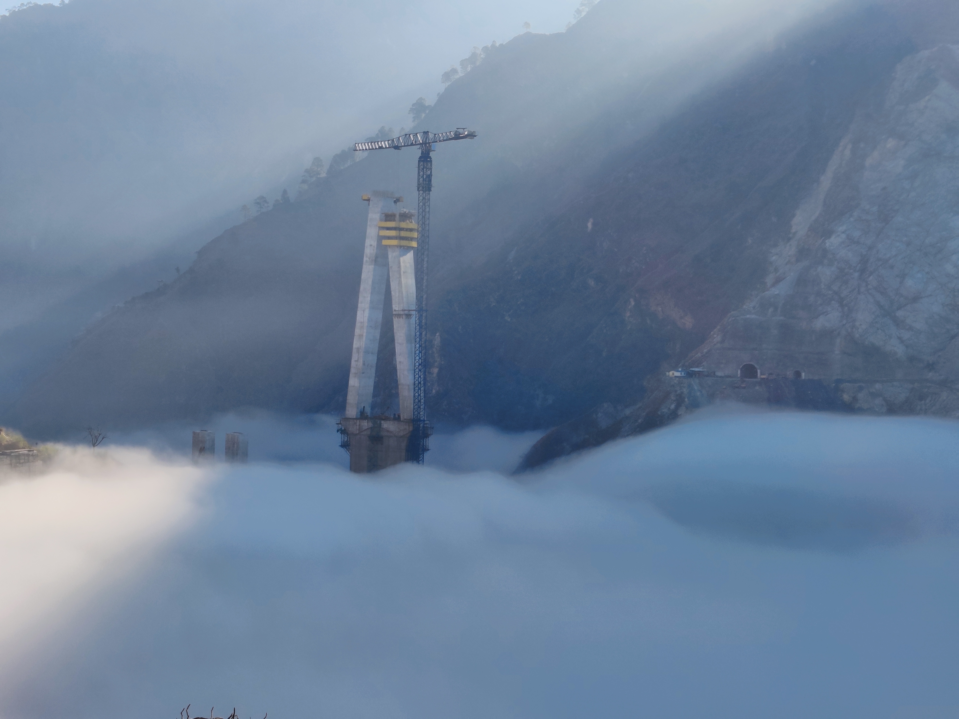 A Comansa 21CM550 tower crane is working on the construction of the first cable-stayed railway bridge in India. <br> Image source: COMANSA