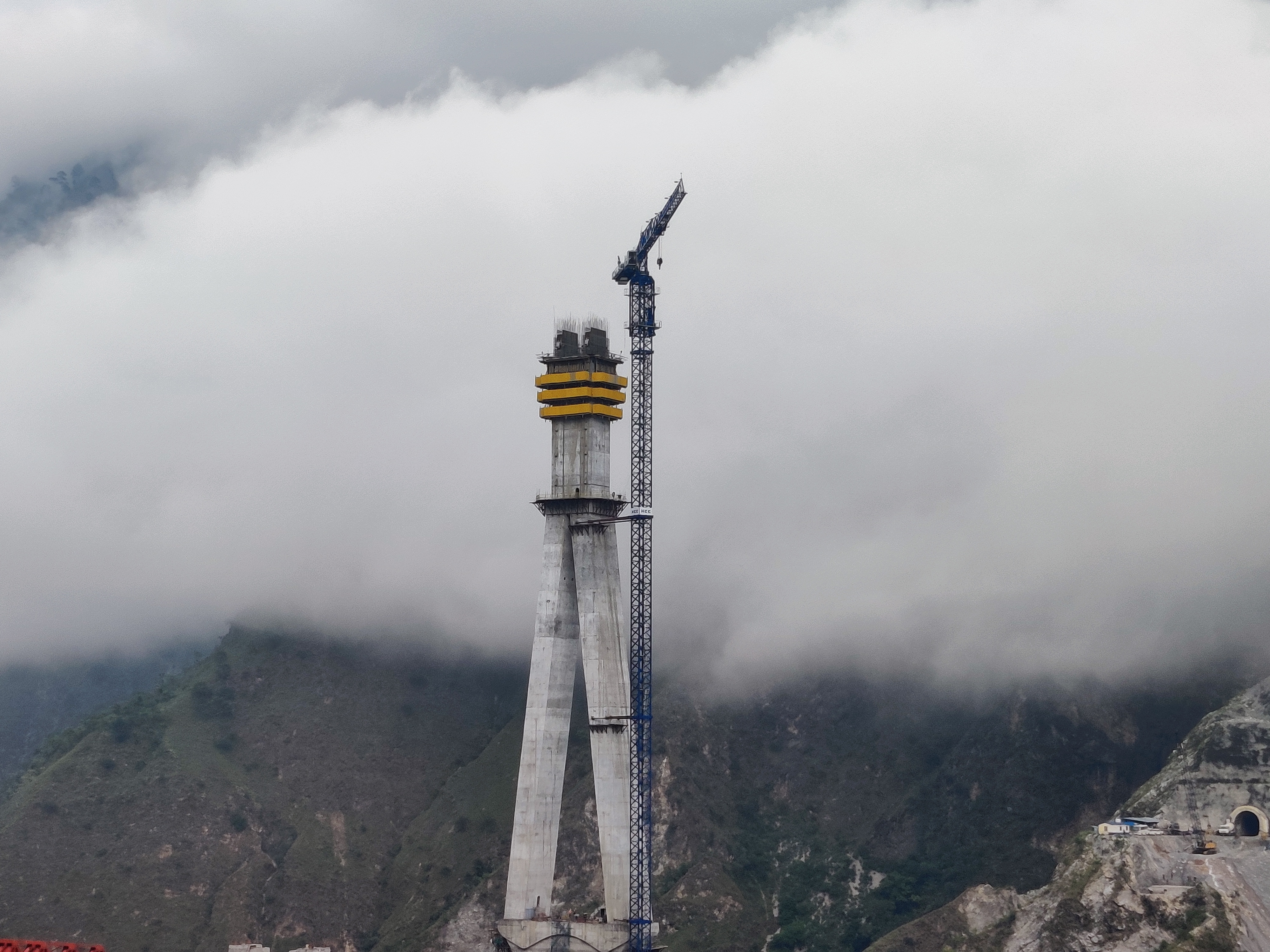 A Comansa 21CM550 tower crane is working on the construction of the first cable-stayed railway bridge in India. <br> Image source: COMANSA