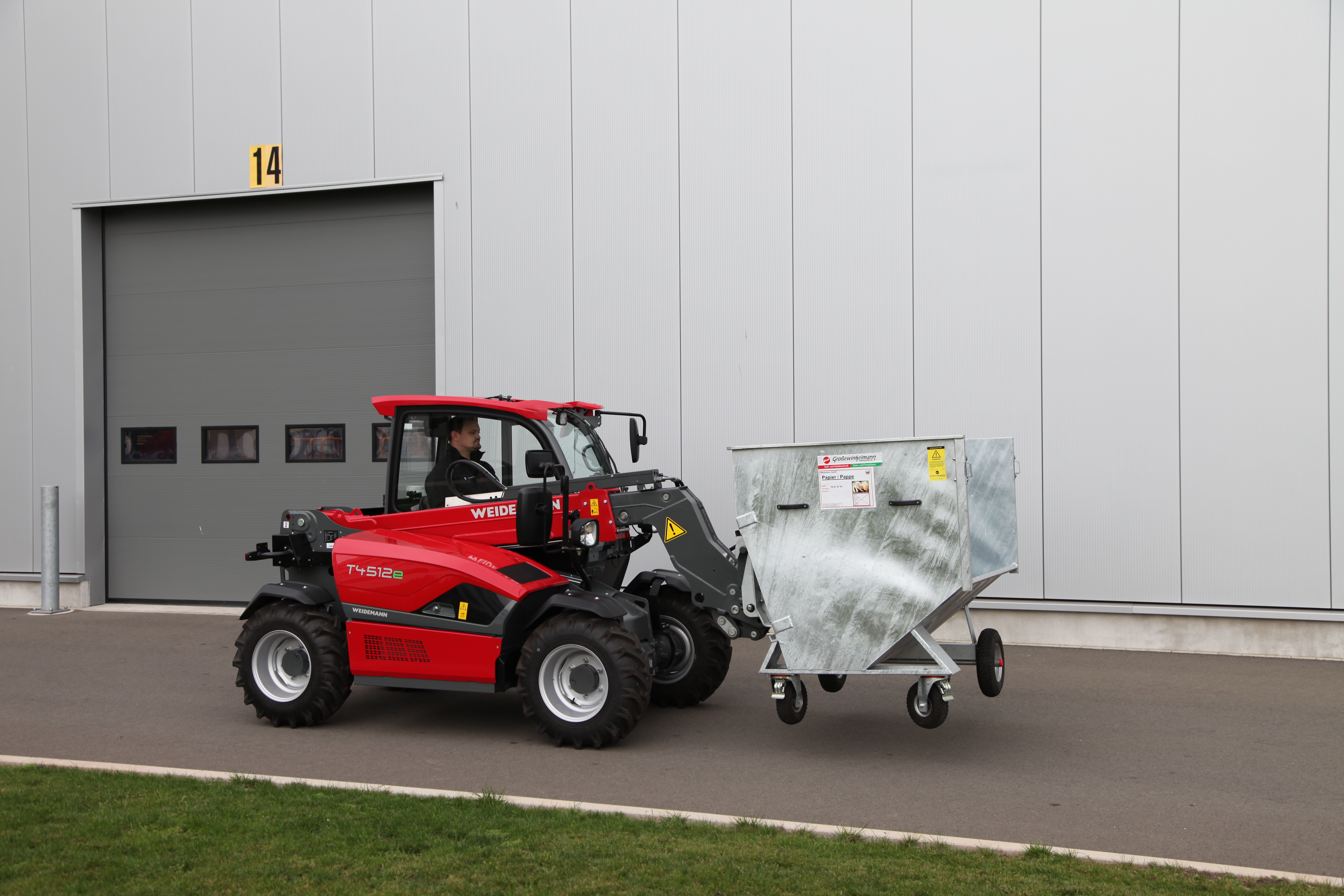 The Weidemann telehandler T4512e with a lithium-ion battery.