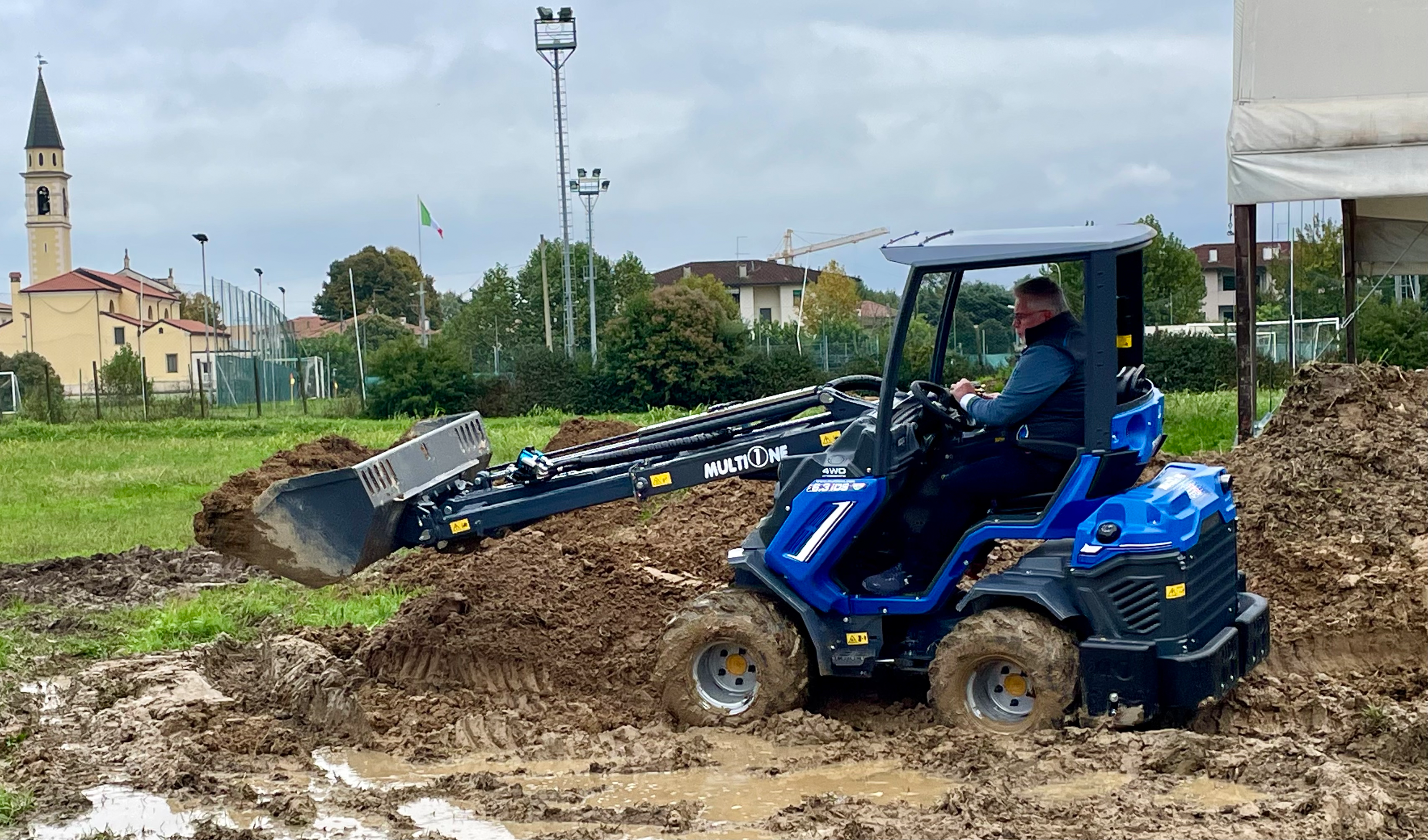 Thomas Sterkel, MultiOne Germany boss, finds out in the mud of Grumolo delle Abbadesee what the compact muscleman can do.