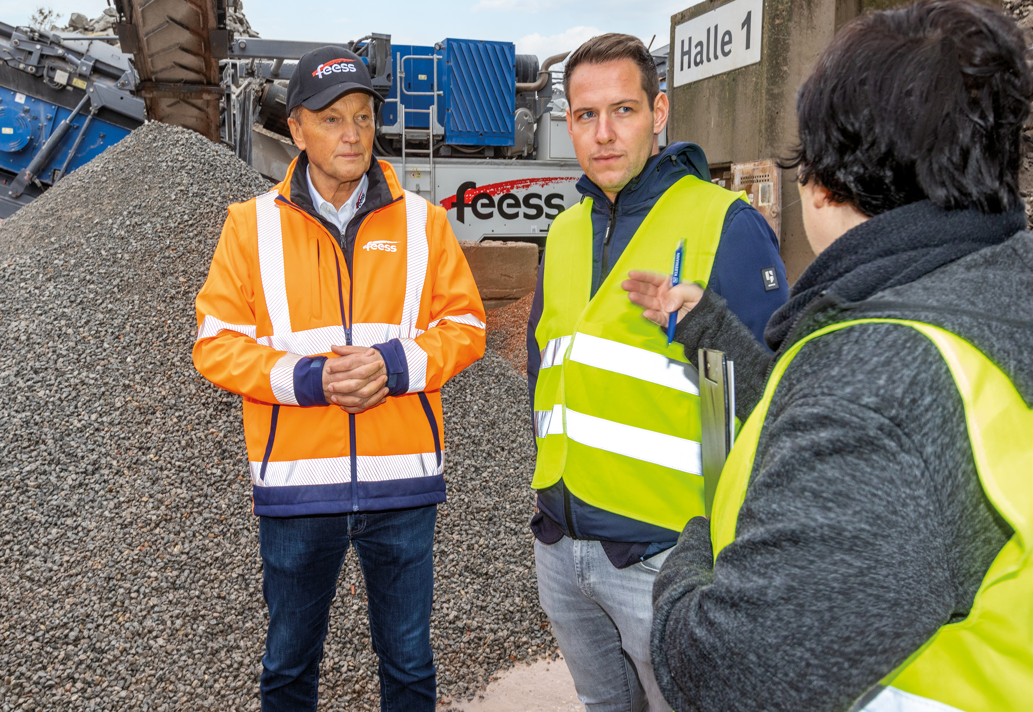 In conversation: Walter Feess, Michell Blasczyk (Wirtgen Germany), Claudia Hizman (Kleemann). 