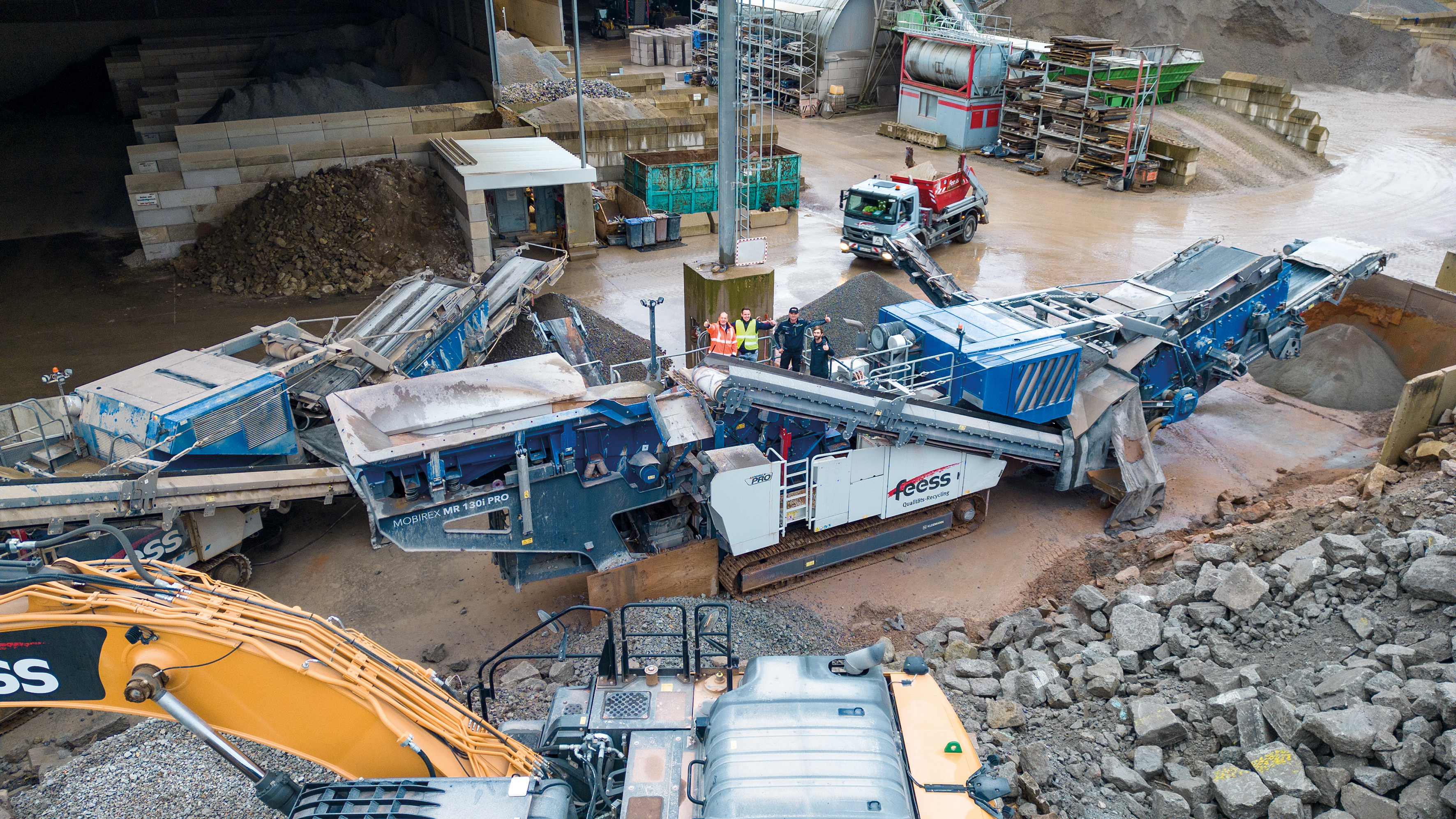 The MOBIREX MR 130i PRO mobile impact crusher processes recyclable resources such as concrete demolition material and mixed rubble to produce mineral aggregates for R concrete