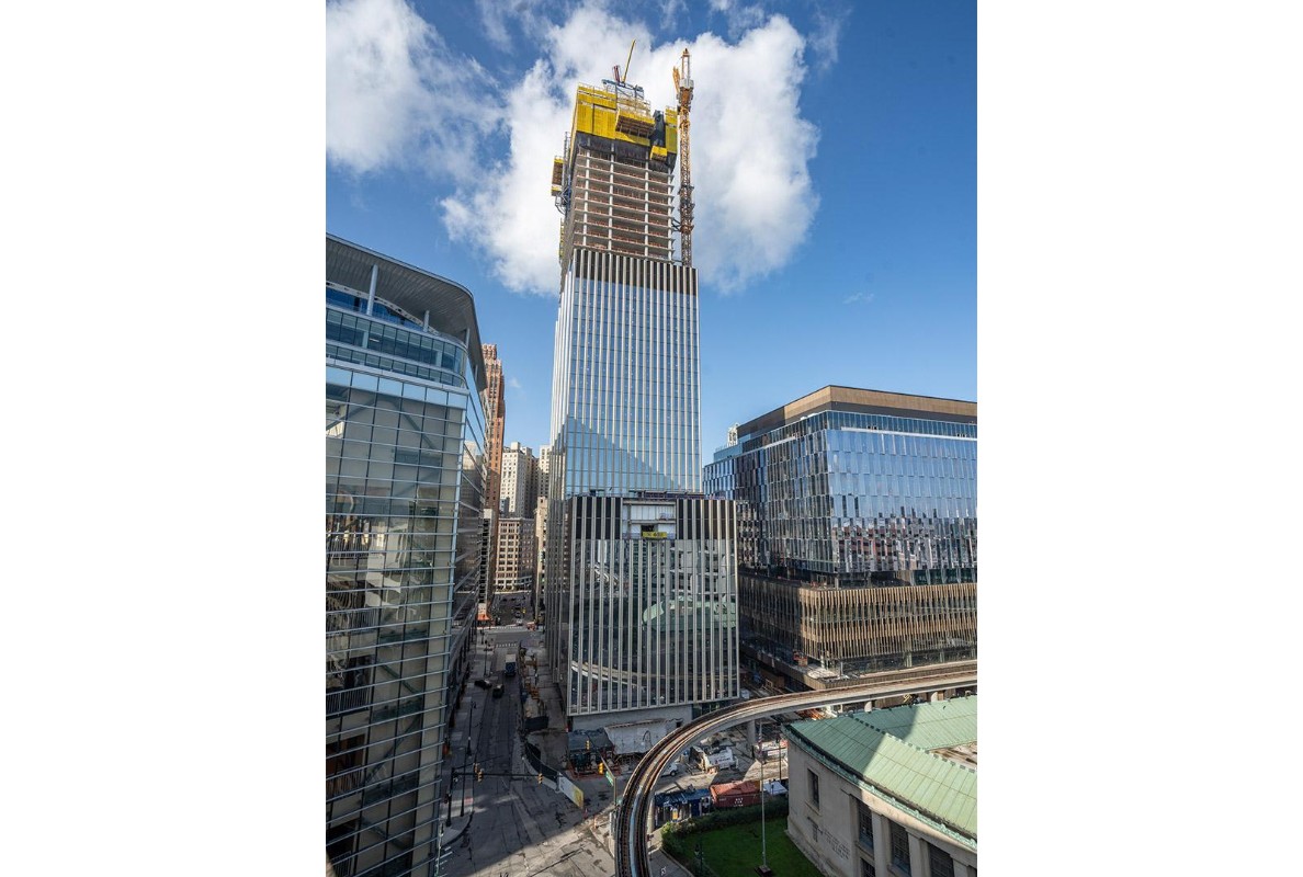 For slab edge protection the self-climbing Xclimb 60 Protection screen was applied at Hudson’s Site.