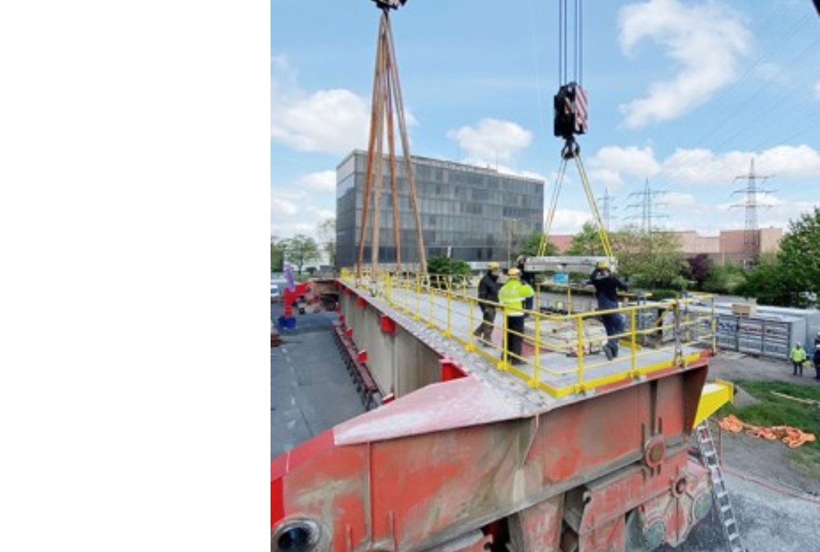 An SPMT manoeuvres the modified crane girder to the LR 11000. Counterweight plates move the colossal steel structure into a horizontal position during hosting.