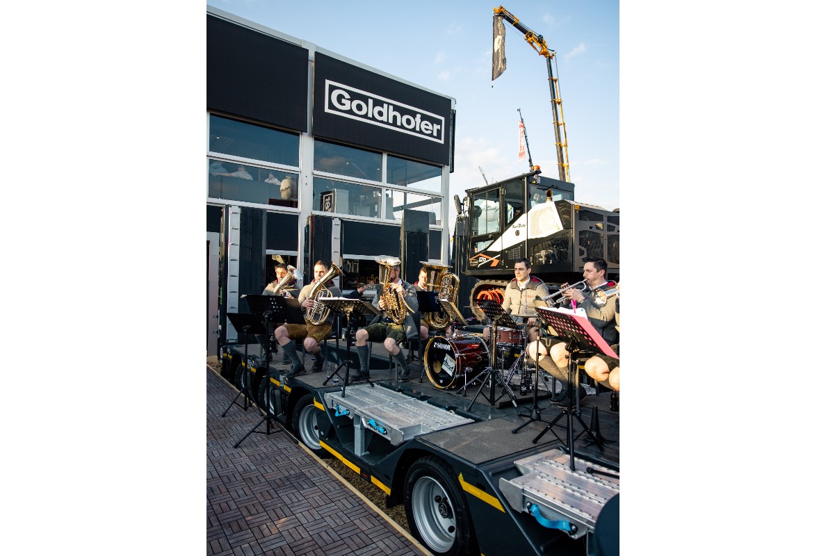 Bavarian stand party at Goldhofer - with live brass music on the exhibition vehicles