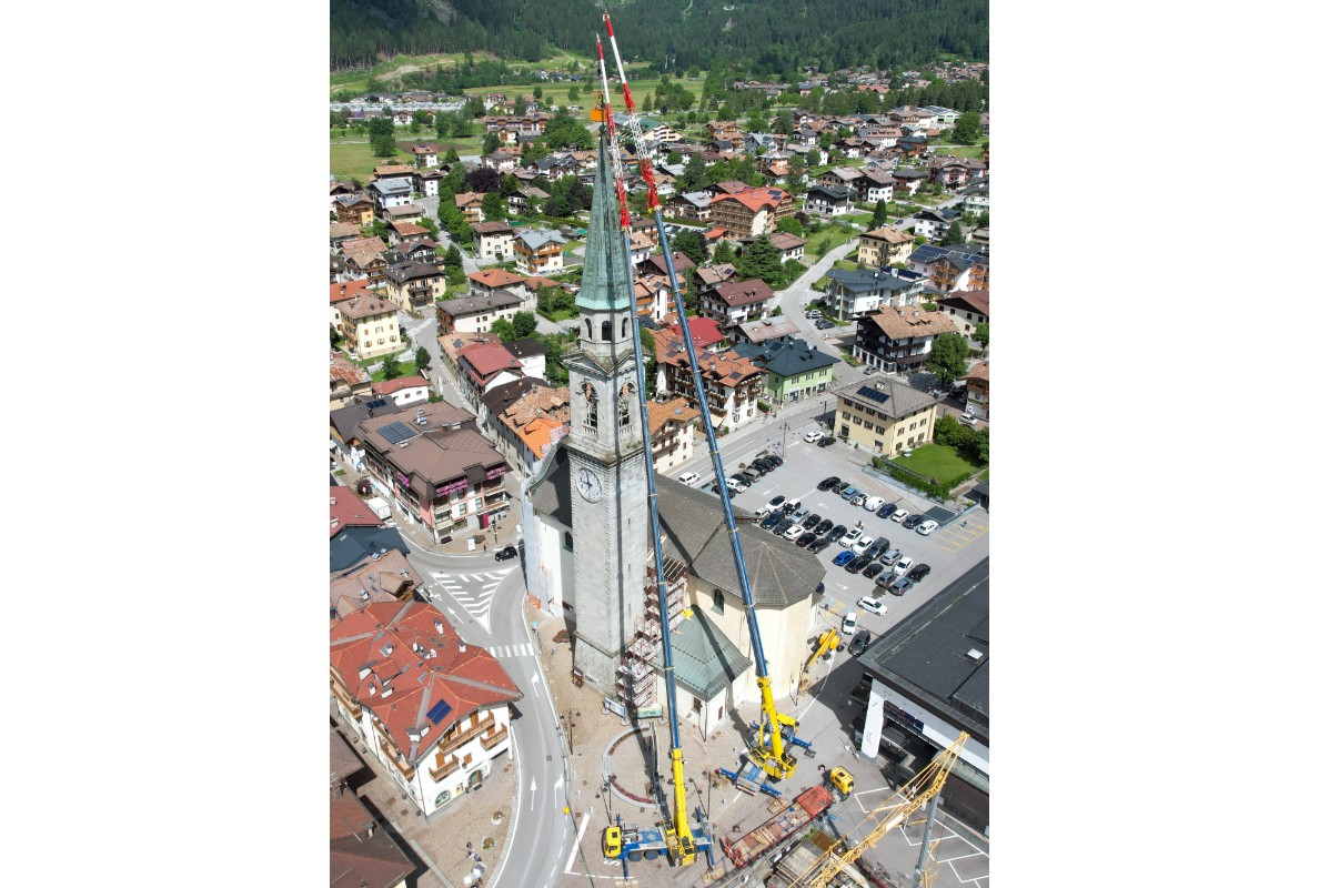 Two Grove all-terrain cranes team up to repair historic Italian church