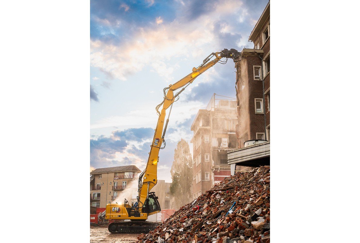 The Cat® 330 UHD can reach up to 20 m (65’ 6”) with a 3300 kg (7,275 lb) demolition tool. Choose your retrofit boom with 1-piece and 2-piece options.