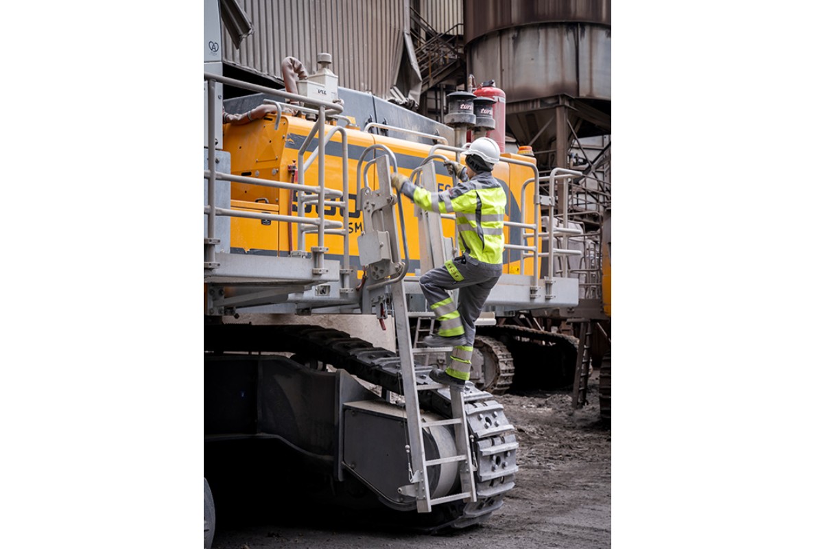 The retractable ladder and wide walkway on the operator’s side allow the operator safe access to the workspace.