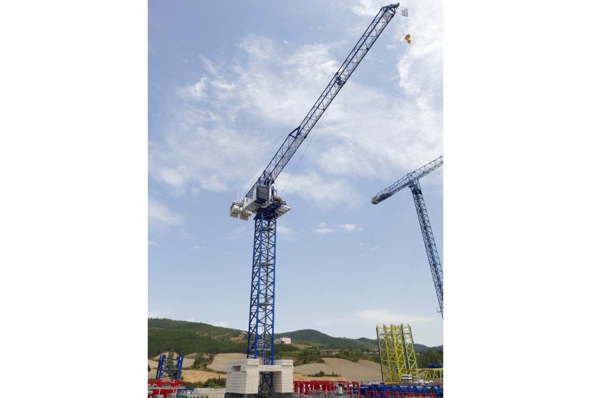 New LCH300 hydraulic luffing jib crane from Comansa.