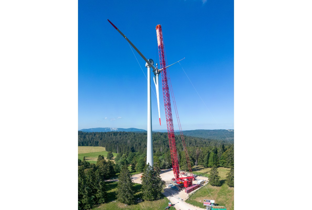 Emil Egger AG is erecting wind turbines in the Swiss Jura using a Liebherr LR 11000.