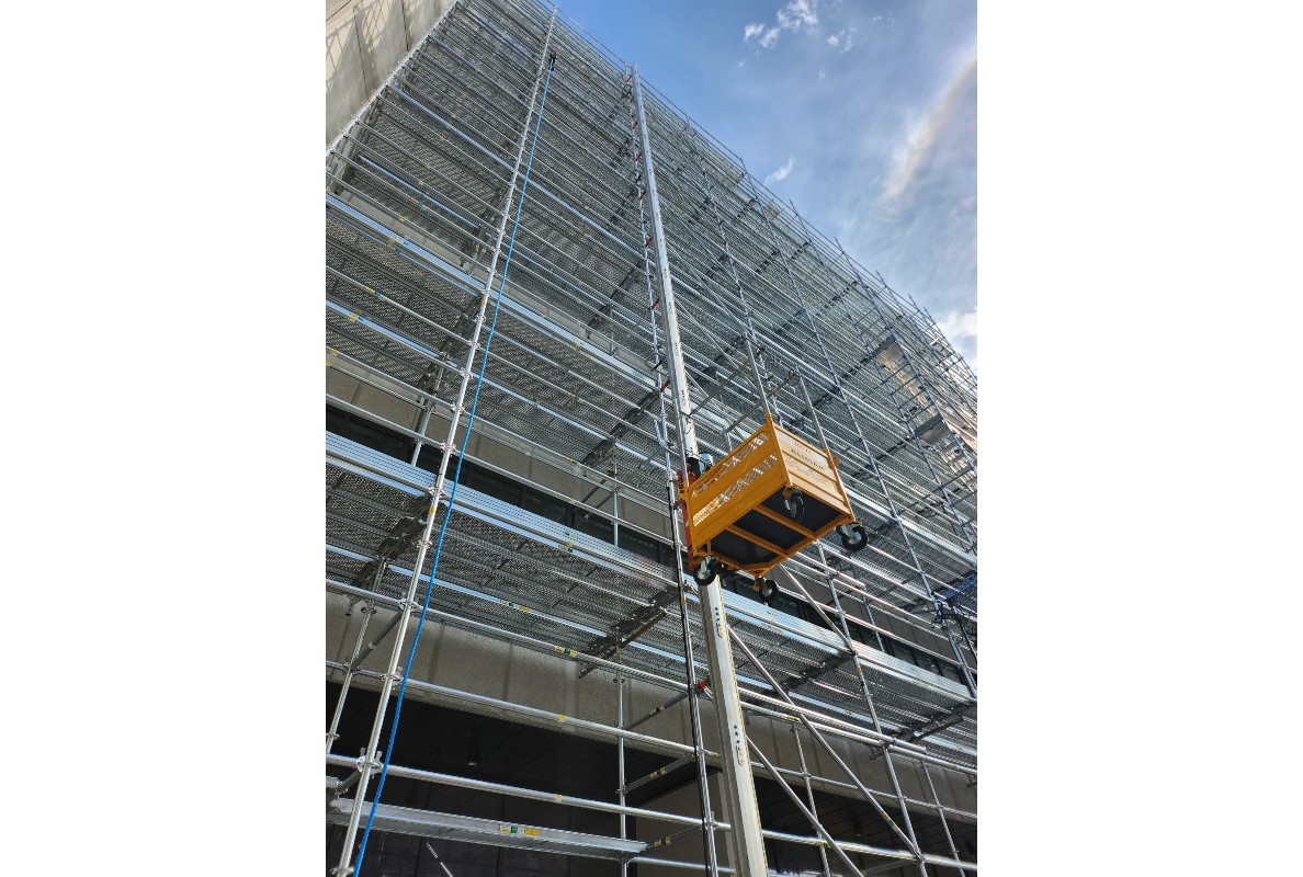 Alimak STS 300 - Scaffold Transportation System in action