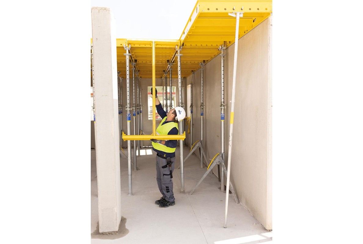 The DokaXdek-I frame (demo version) can form slabs ergonomically and safely in a one-person setup.
