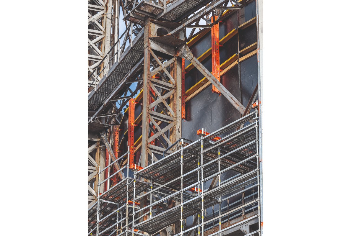 The PERI UP scaffolding solution and the RCS Climbing Protection Panel were planned under one roof, allowing them to be optimally coordinated with each other.