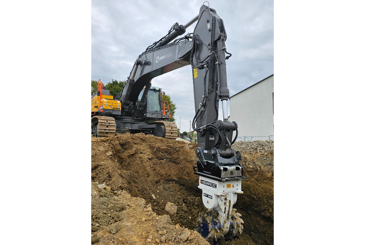 In consultation with KEMROC´s sales consultant, the 75-tonne excavator was equipped with a KEMROC EKT 220 rotary drum cutter attachment.
