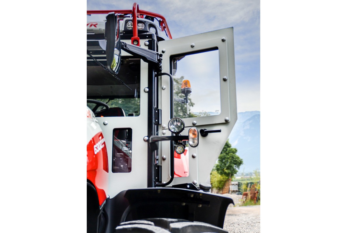 STEYR® shows tractors’ military capabilities at German fair
