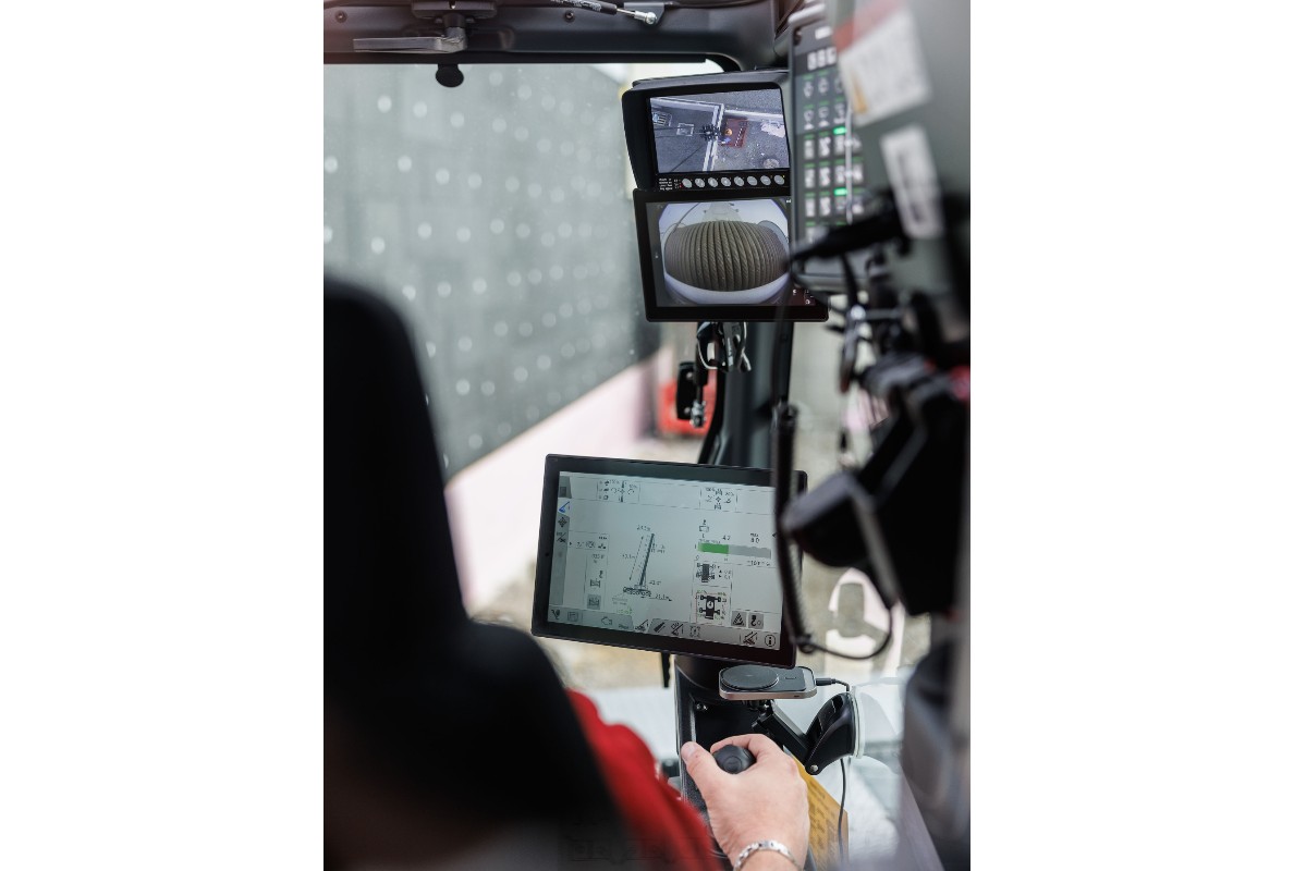 Everything you need at a glance – LICCON3 display with touchscreen function. Various cameras are available as options.